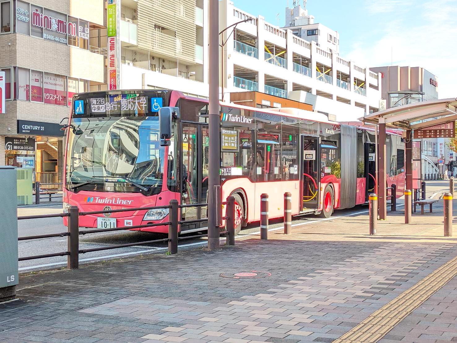 湘南台駅に停車する「ツインライナー」。車両はドイツ生まれのヨーロピアンスタイル。カラーは街並みに明るく華やかな雰囲気を添えるピーチピンクを採用