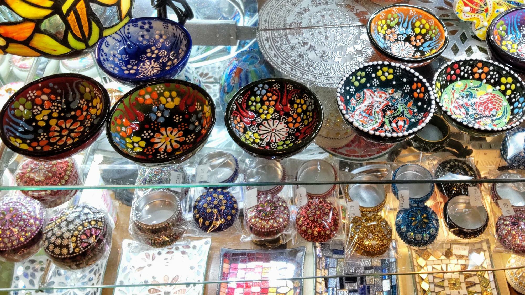 トルコのキュタフヤ陶器小皿（上段）やインドの小物入れ（下段） 