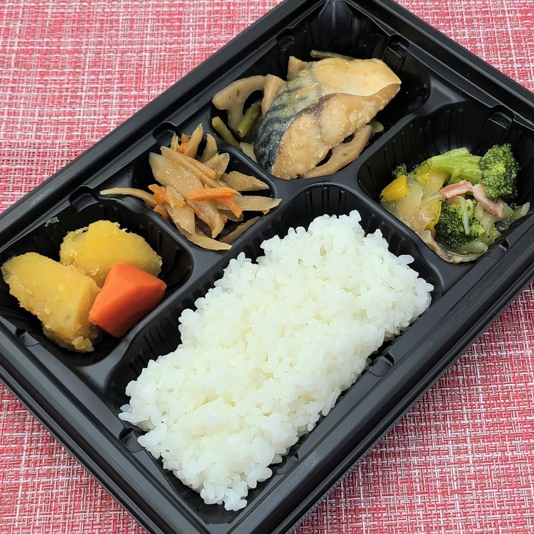 ワタミの宅食・まごころ小箱「サバの味噌煮」。おかず4品＋ご飯で530円(税込/送料無料)とリーズナブル。