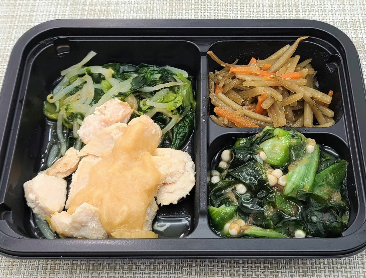 ヨシケイ・シンプルミール「鶏肉のねぎ味噌焼き風」。野菜が多めのメニュー。