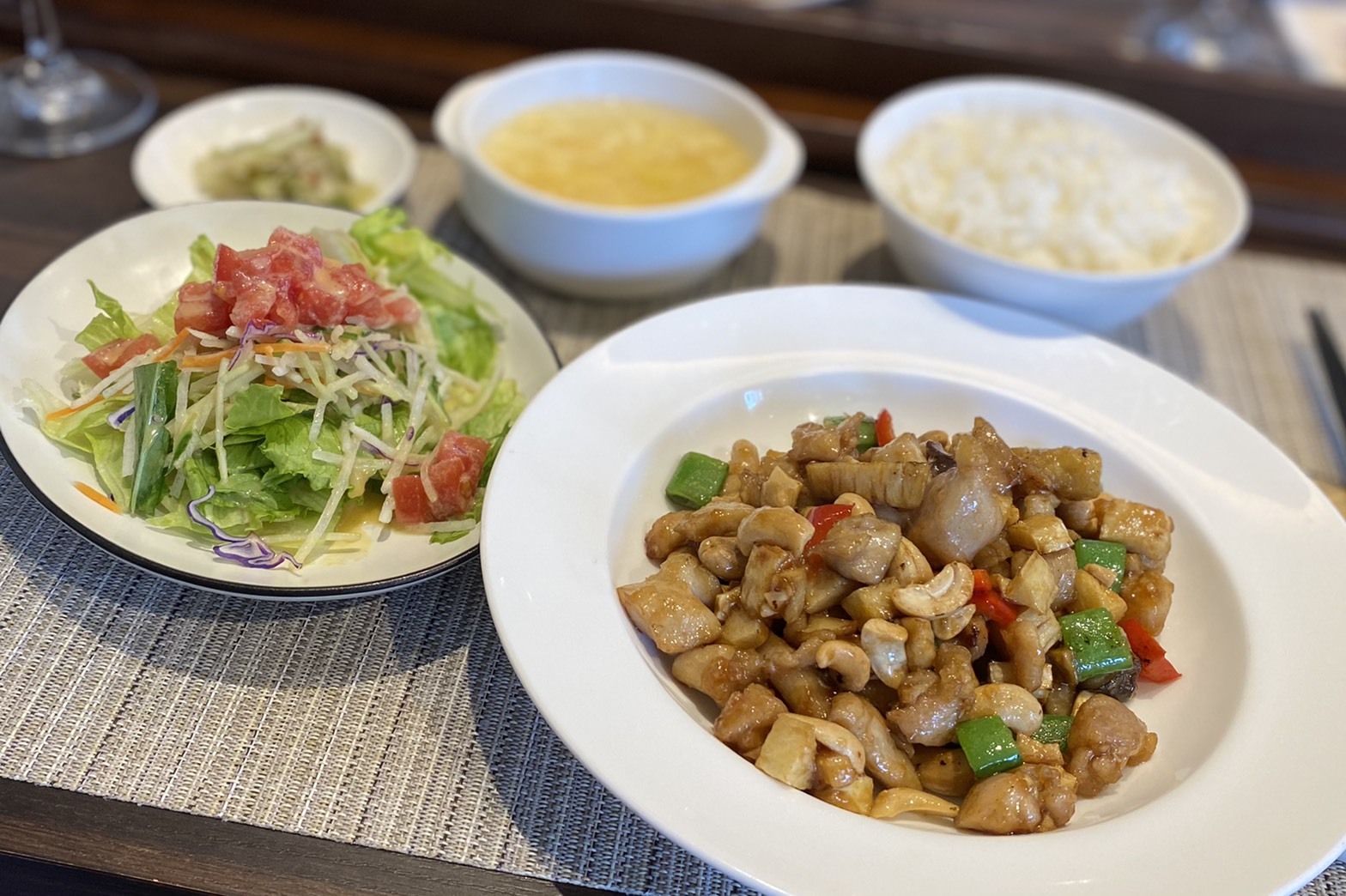 この日のランチ。選べるメイン料理は「鶏肉とカシューナッツ炒め」