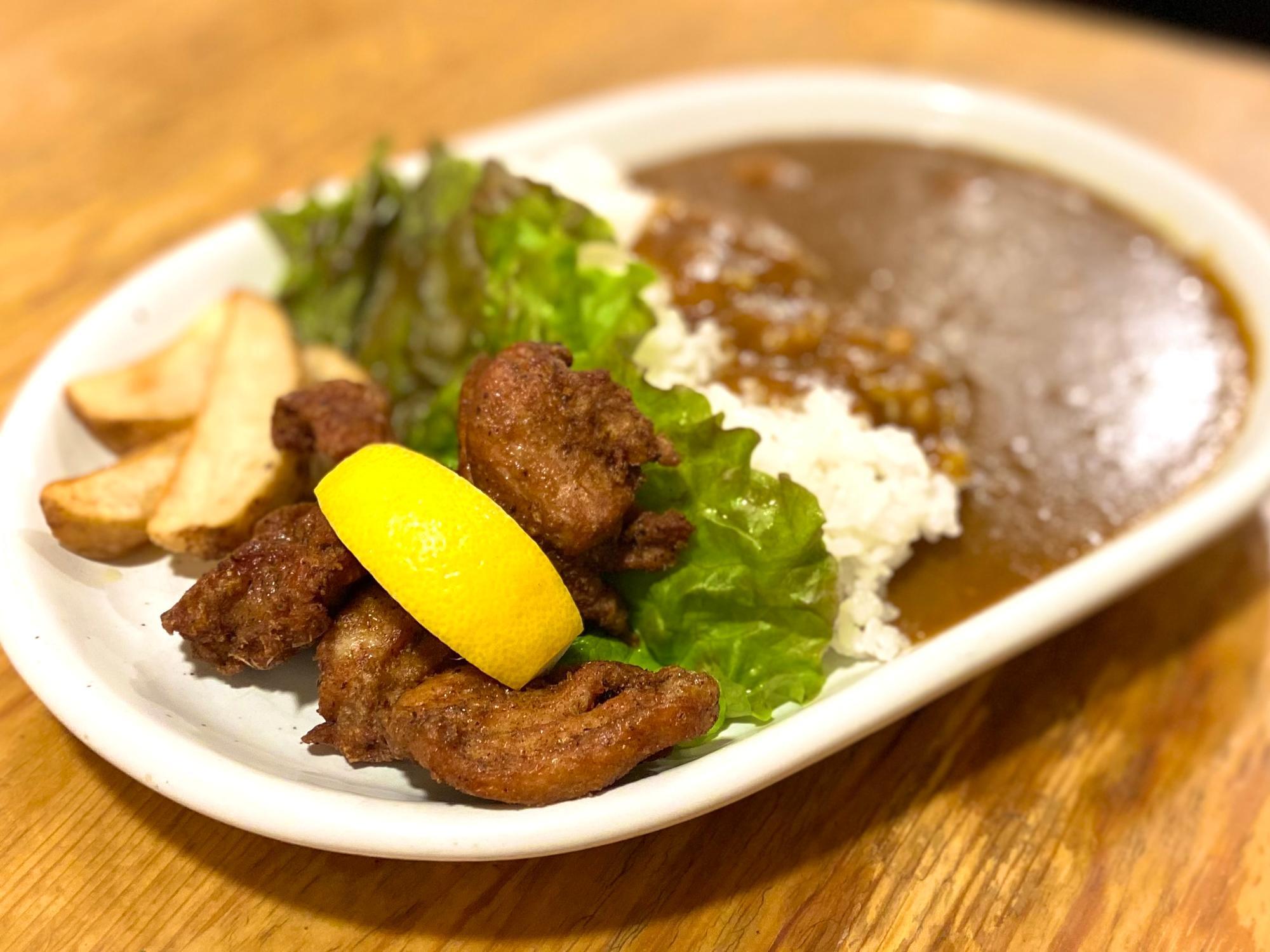 スパイシーフライドチキンとカレーライス