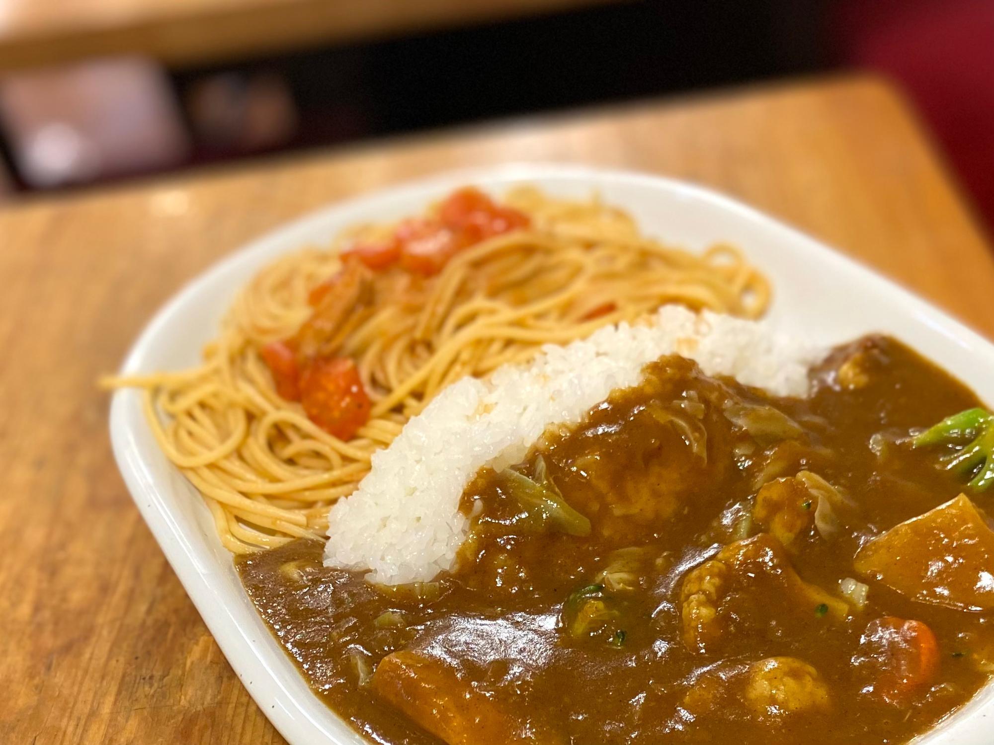 野菜カレーとツナとトマトのスパゲッティ