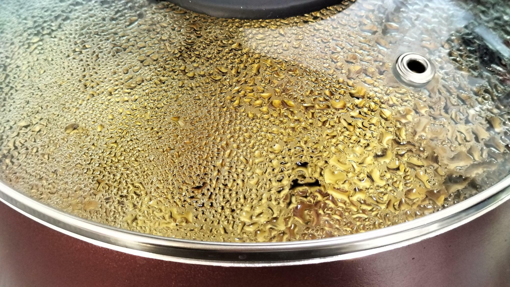 蒸し煮中の鍋