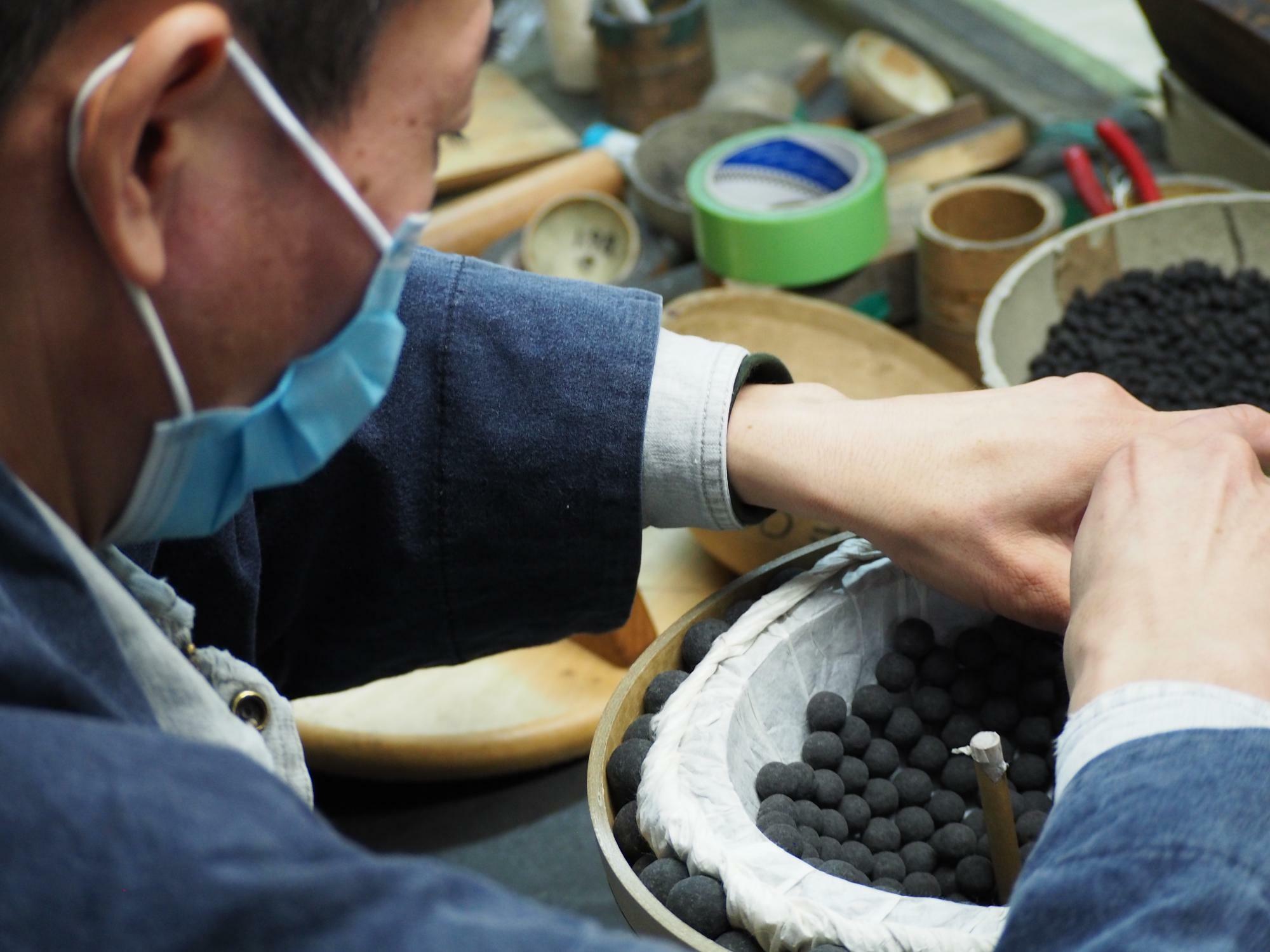 若松屋の花火の作り手・花火師さん／写真提供：（株）若松屋