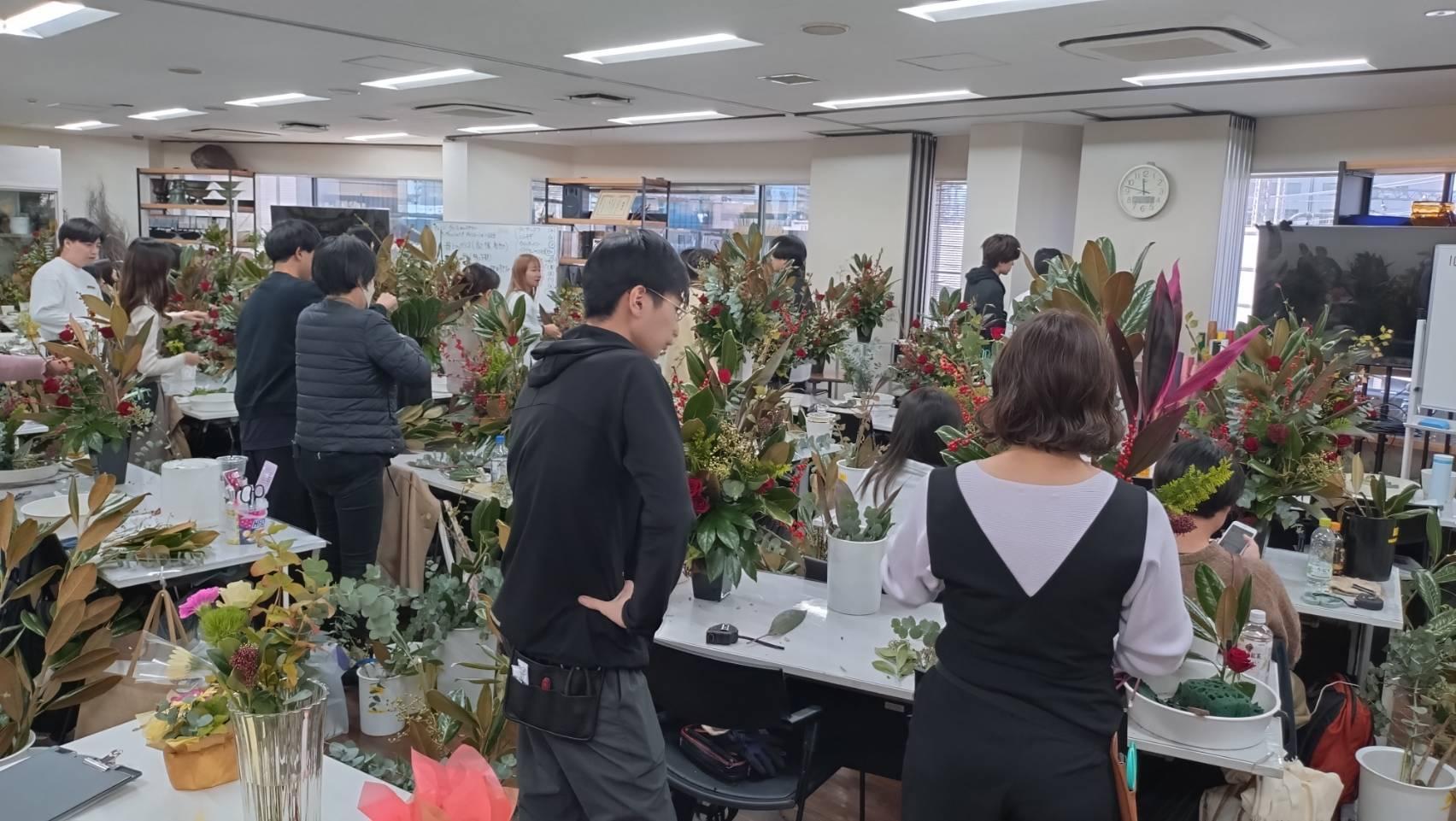 JFTD学園日本フラワーカレッジで学ぶ学生さんたち／筆者撮影