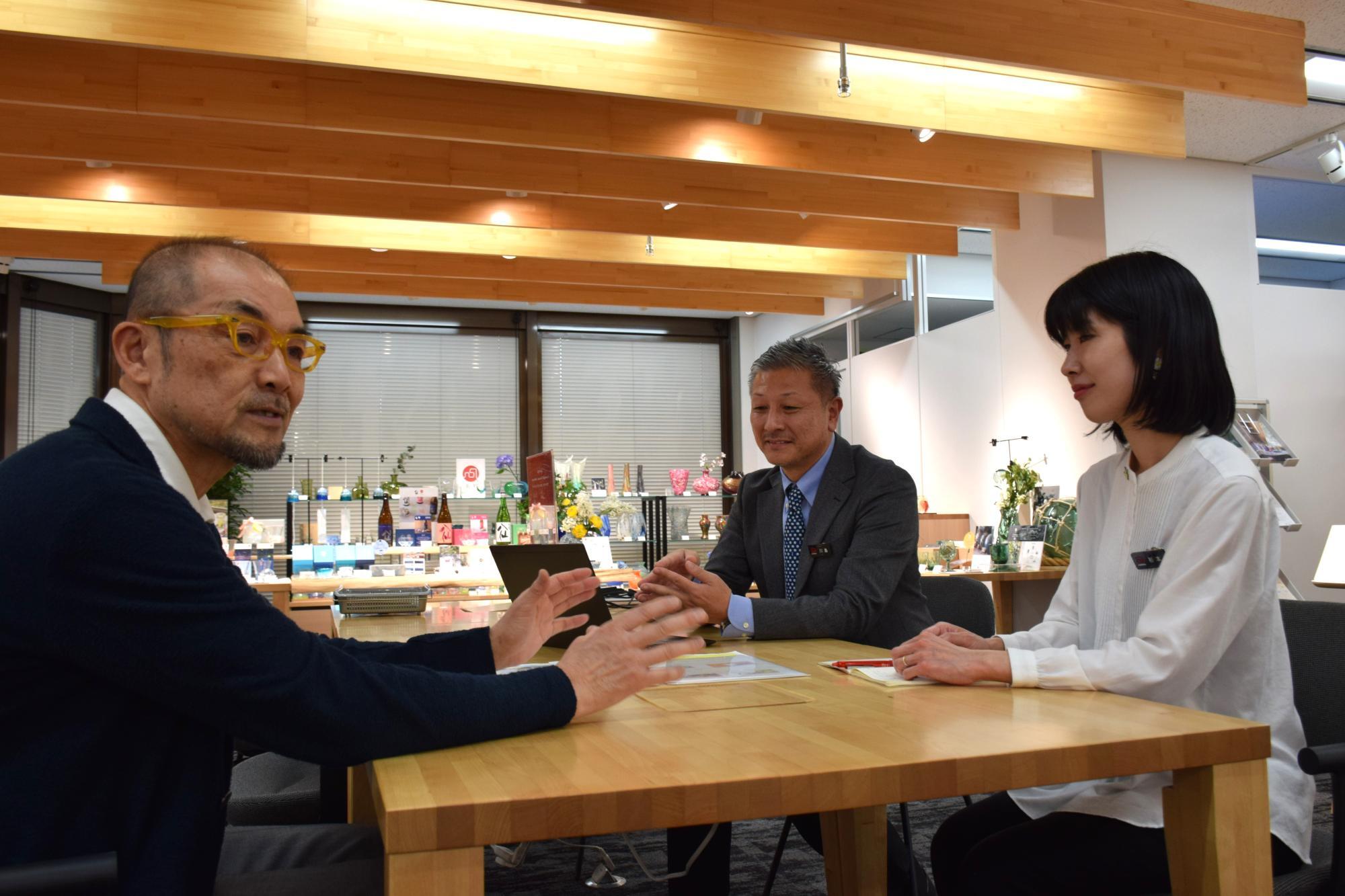 デザイナー・伊藤裕之さんと営業本部マーケティング部・川島健太郎さん、デザイナー・杉本光さん（左から）／筆者撮影