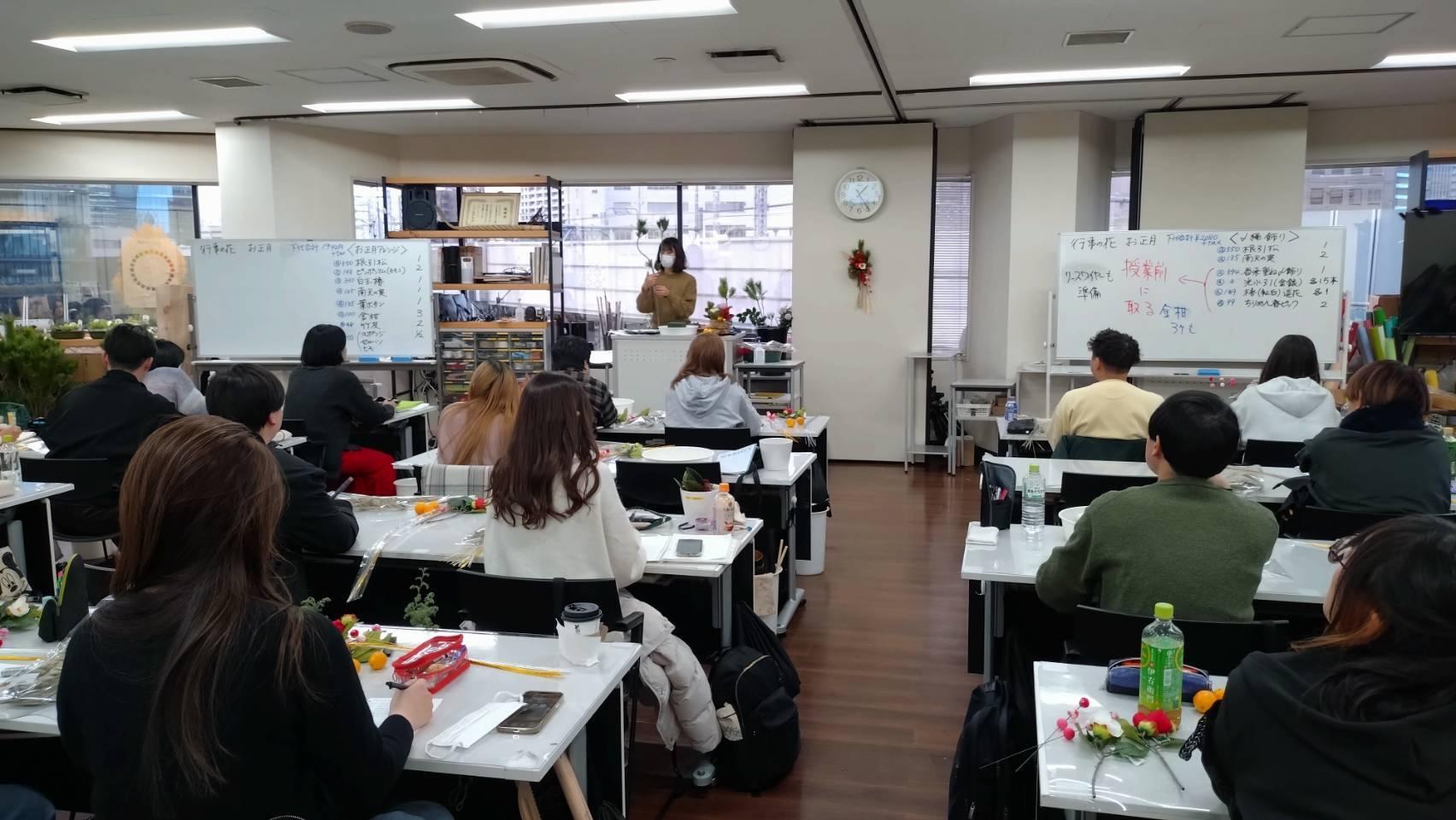 お正月飾りについて学ぶ学生さんたち／筆者撮影