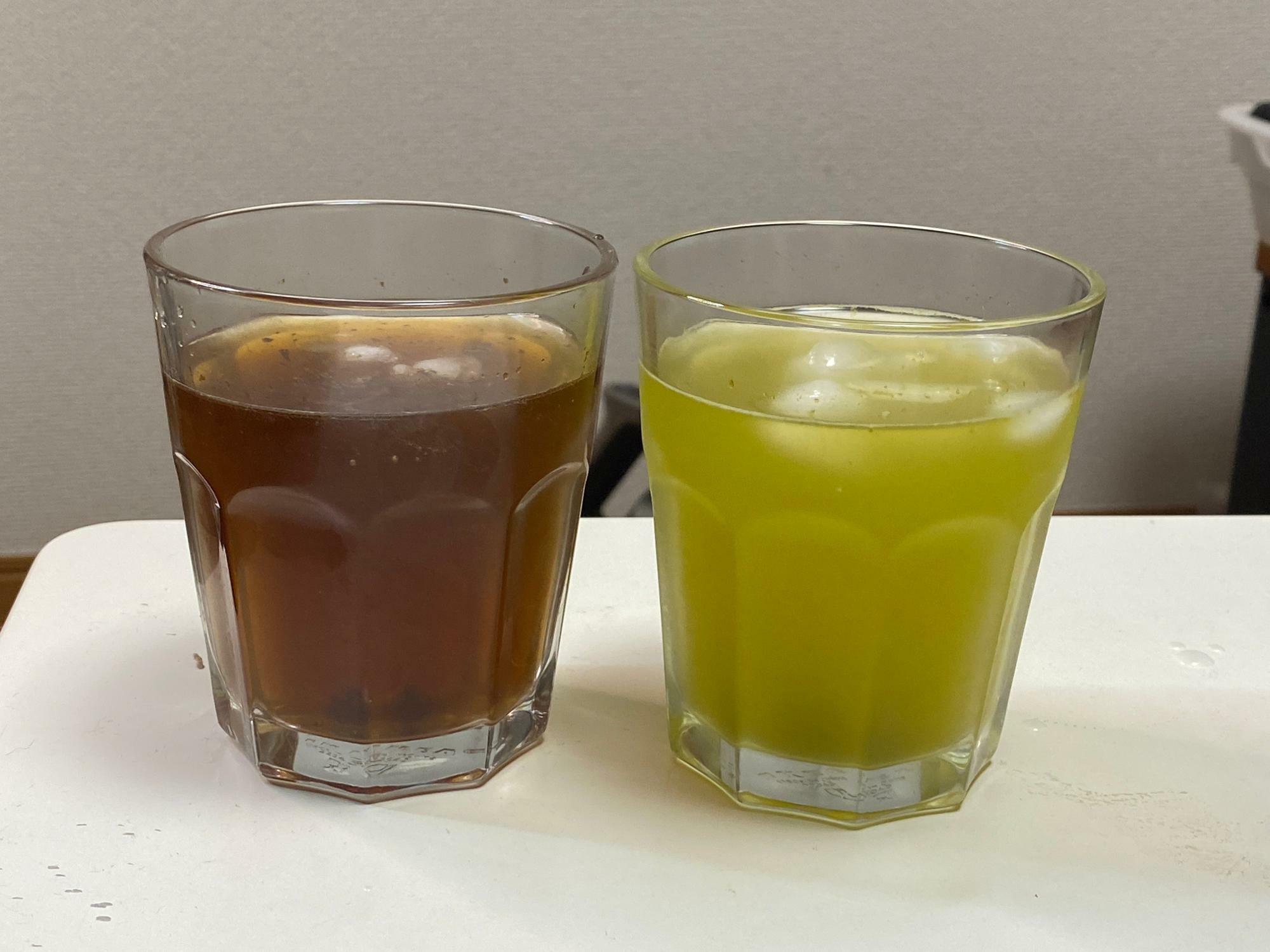 左が「1,2,CUBE 麦茶」、右が「1,2,CUBE 緑茶」。それぞれ200mlで淹れたところ。