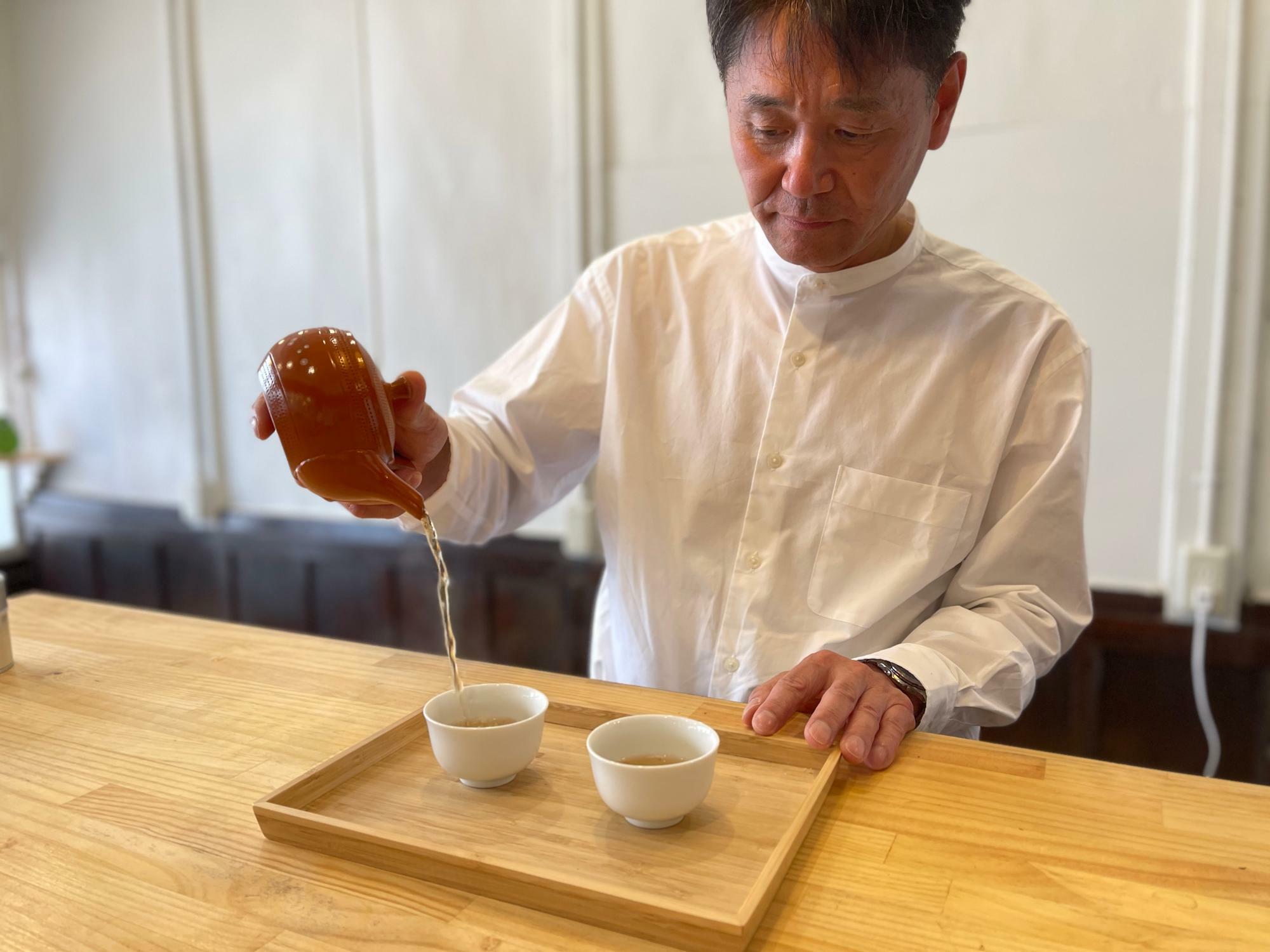 茶商である赤堀商店の赤堀 浩司 氏自らお茶を入れてくれました。