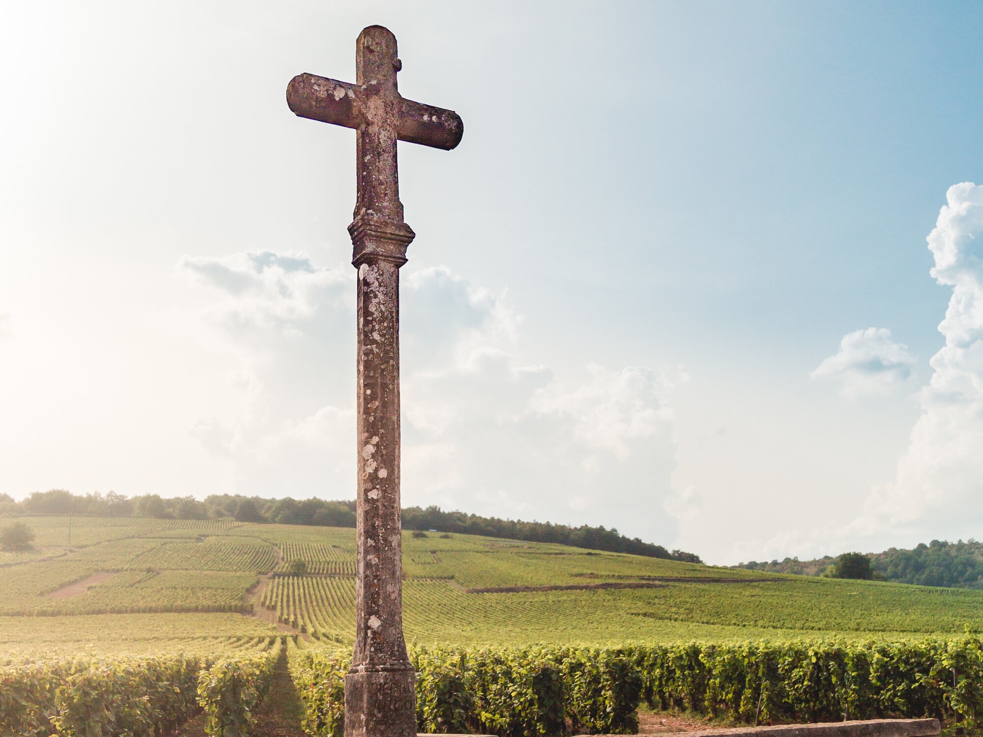 出典：Canva ロマネコンティの畑にある十字架
