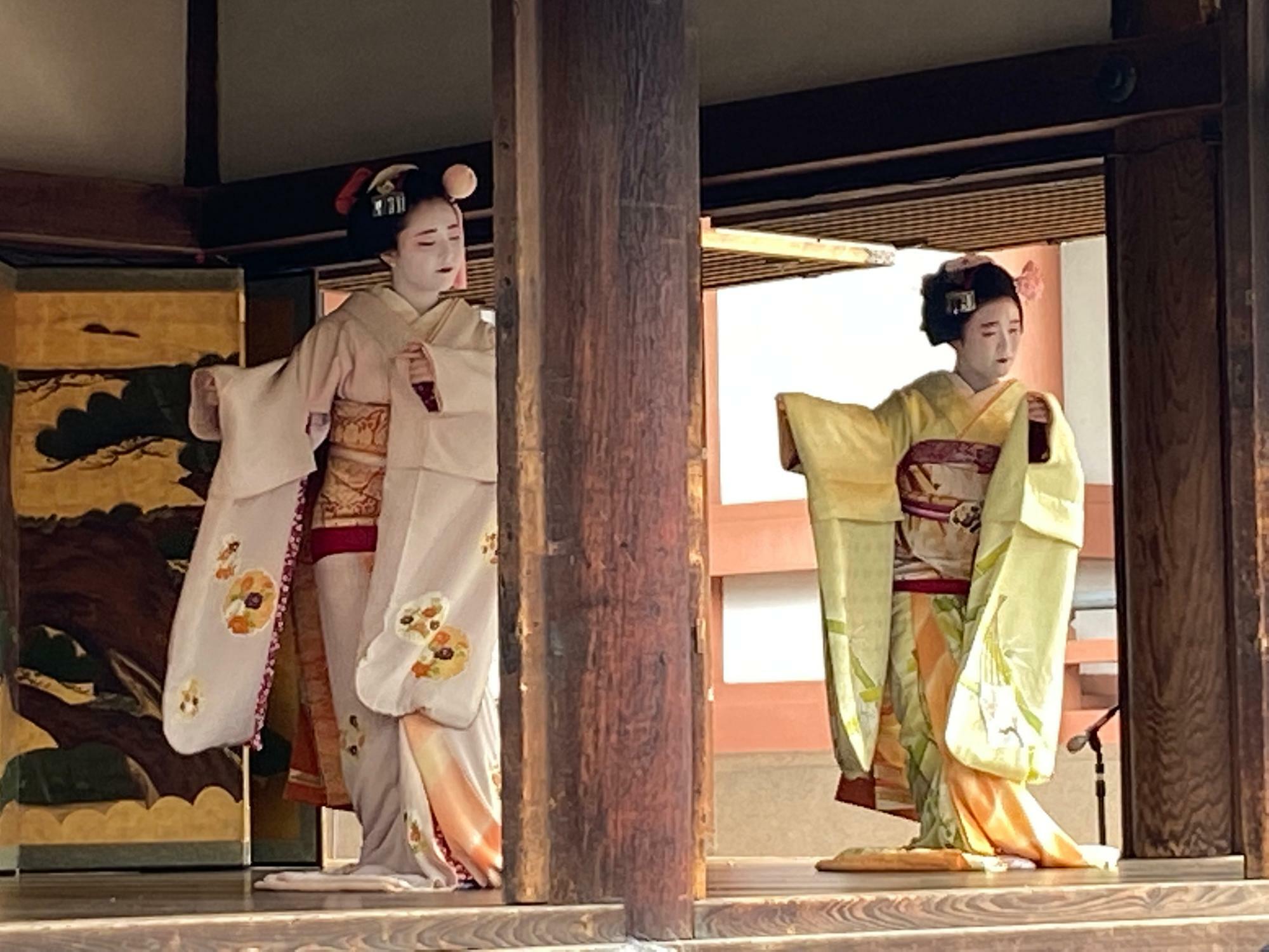 節分祭で日本舞踊奉納をする舞妓さん