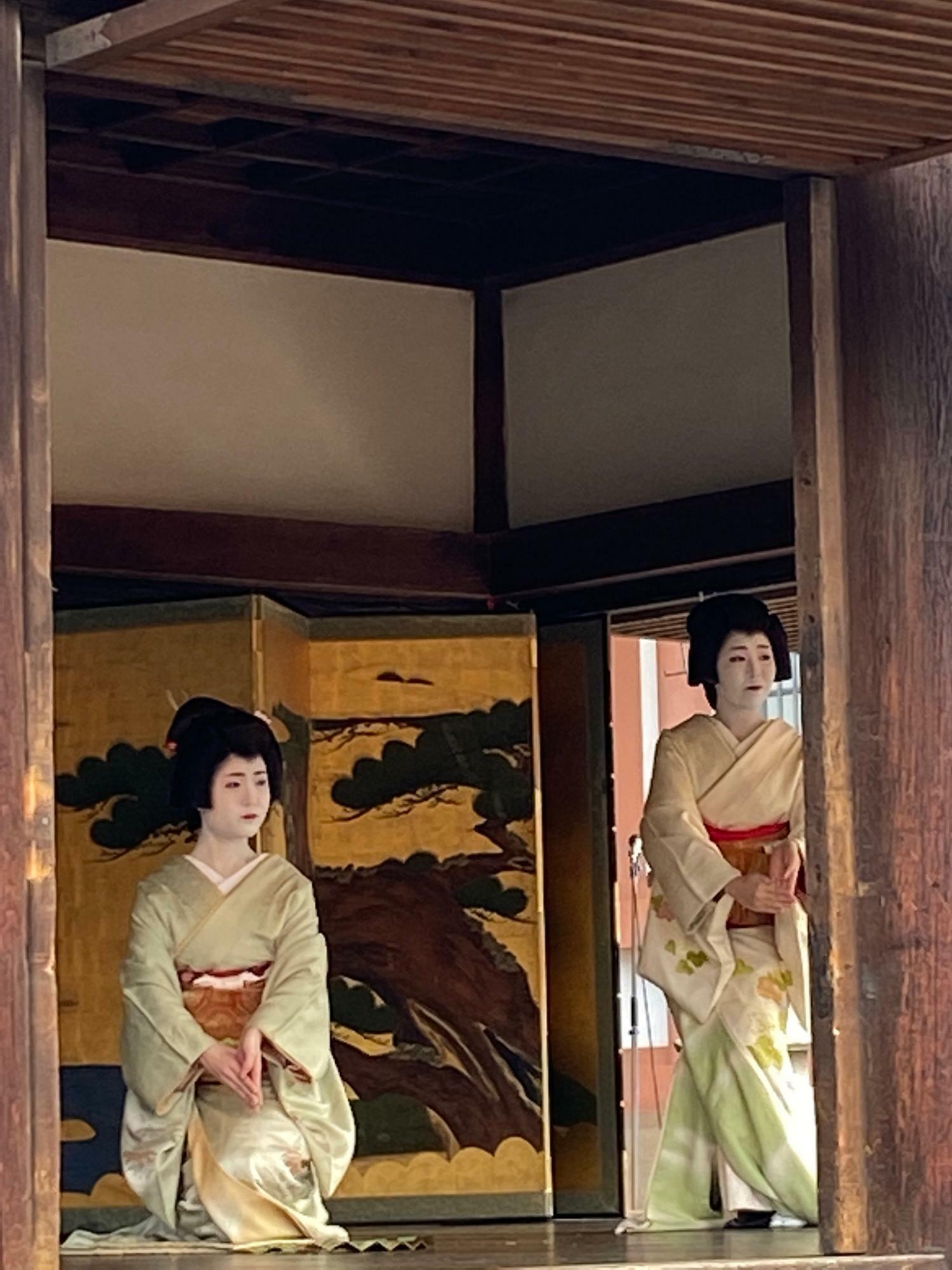 節分祭で日本舞踊奉納する芸妓さん