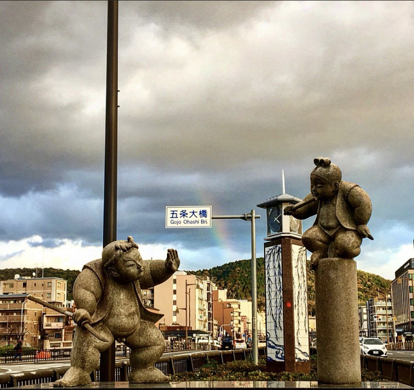 弁慶と牛若丸の像の後ろに虹が出てました！