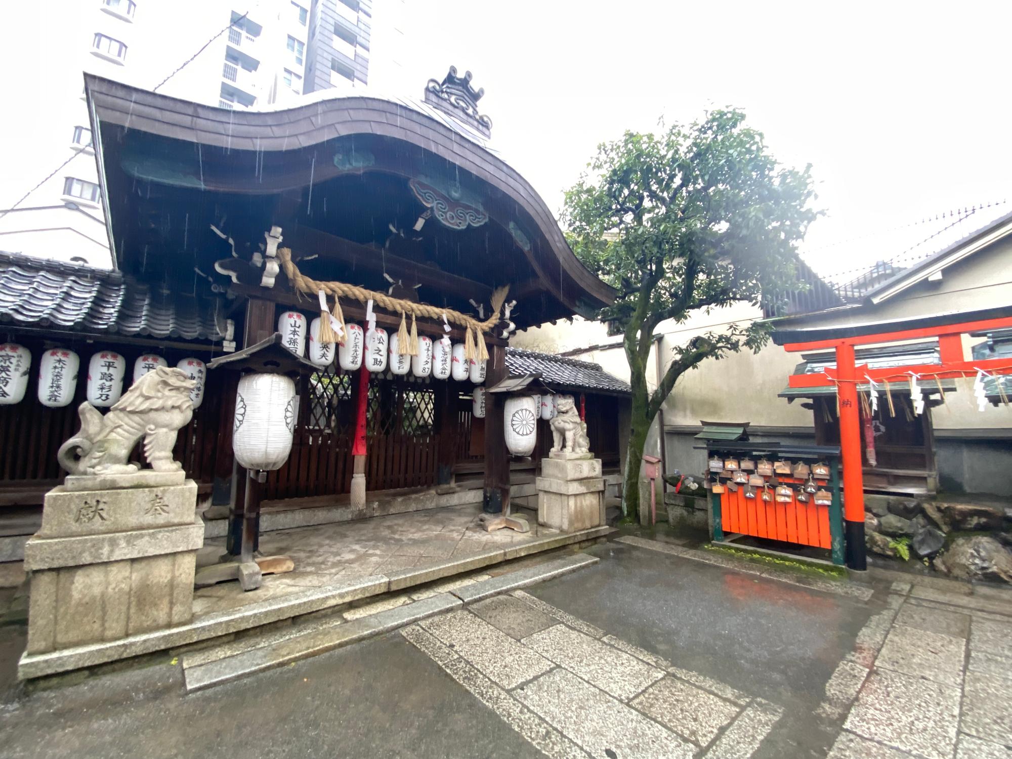 【京都市】中京区 ビジネス街にある『御所八幡宮』は初代室町幕府将軍である足利尊氏が勧請した神社♪（高津商会RICA） エキスパート Yahoo!ニュース