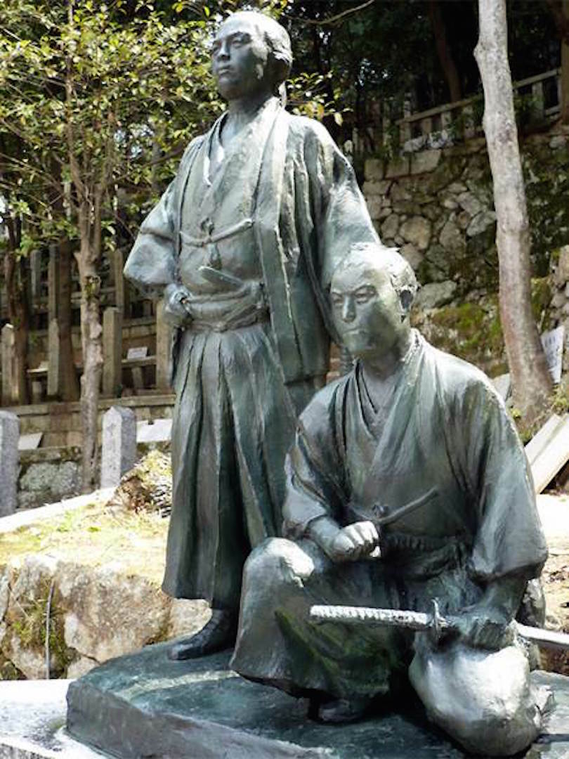 坂本龍馬と中岡慎太郎の墓の横に立つ銅像