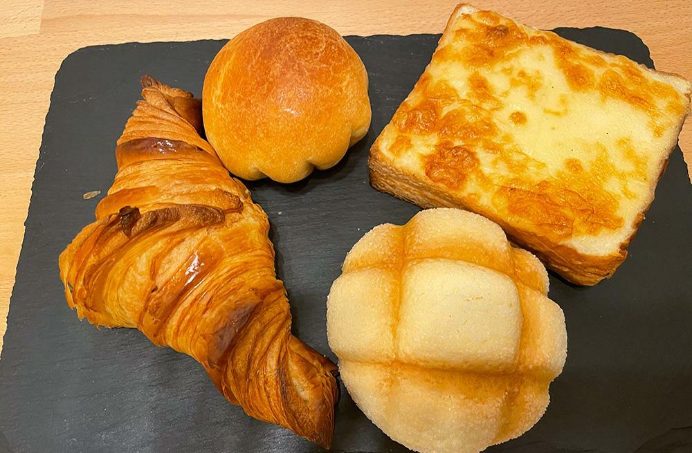 左がクロワッサン、隣にあるのがクリームパンとメロンパン、右がクロックムッシュです。