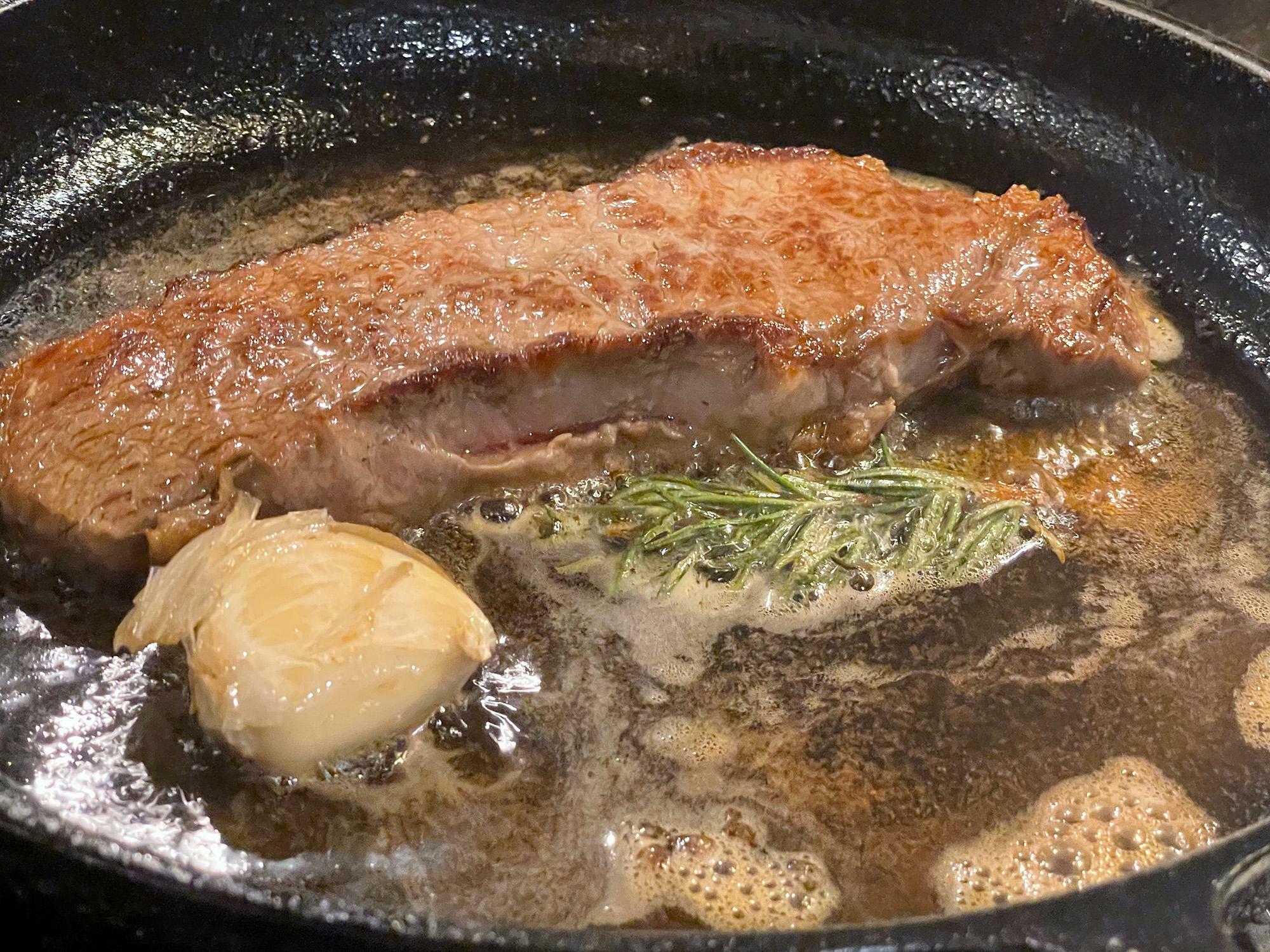 お肉が焼けて、香りづけ中。