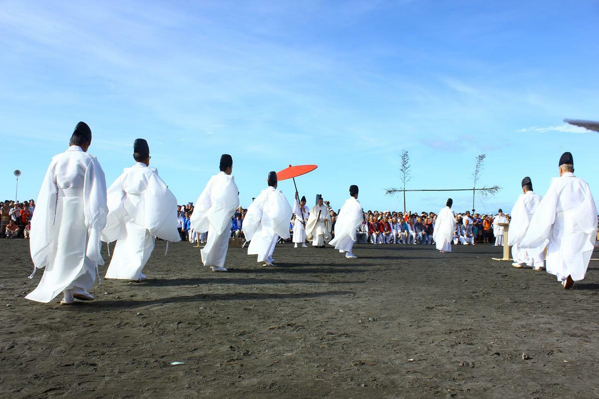 厳かな神事が執り行われる