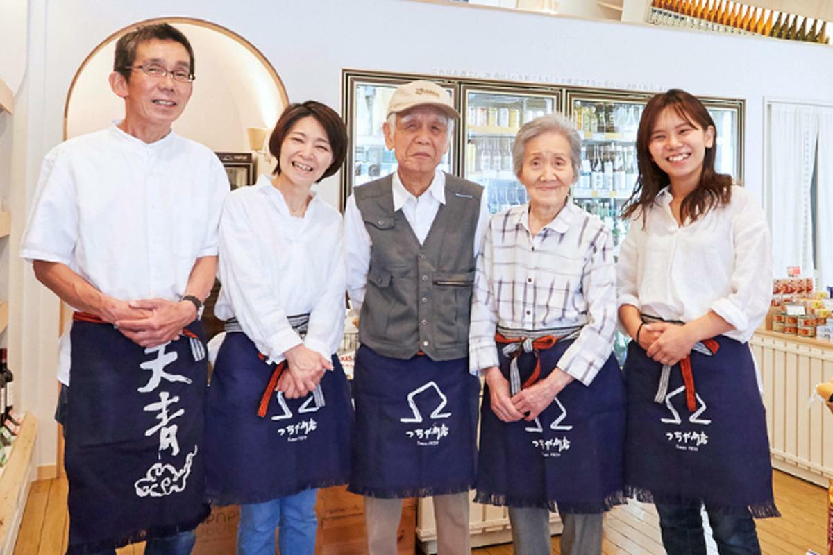 昭和34年創業、親子三世代で営むつちや商店の皆さん。とにかく明るく、どんなことにも相談に乗ってくれる心強い町の酒屋さん。