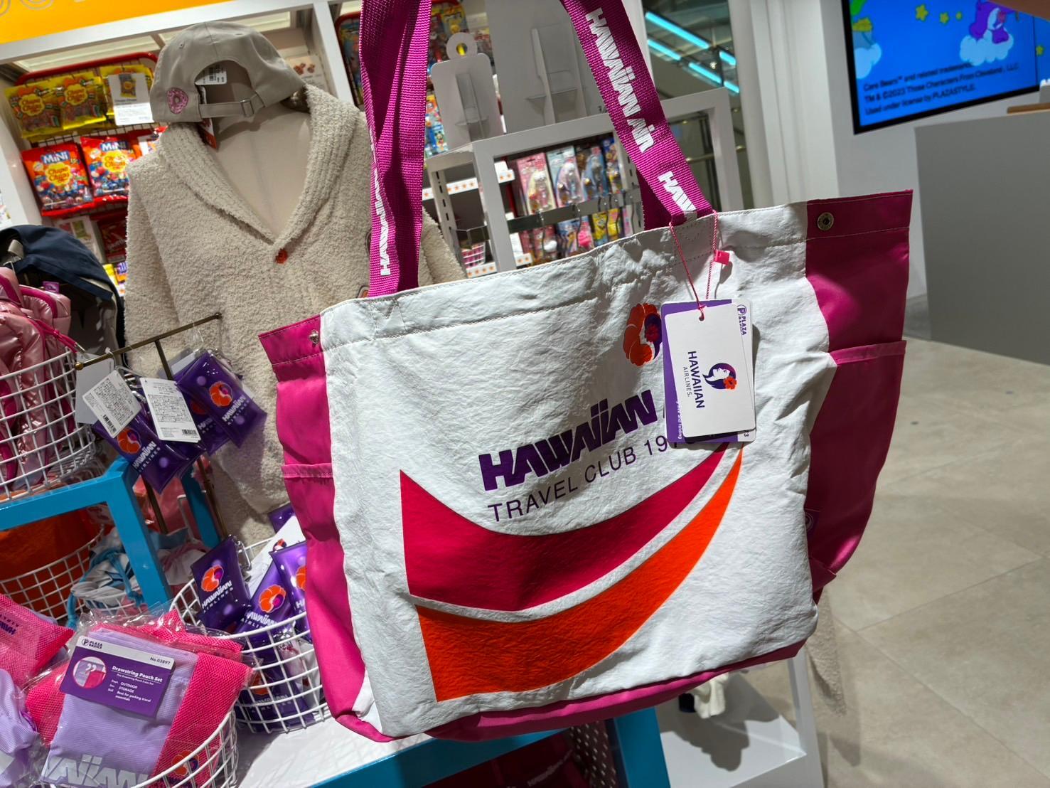 羽田に急げ！PLAZA×ハワイアン航空コラボ、14アイテムが待望の再