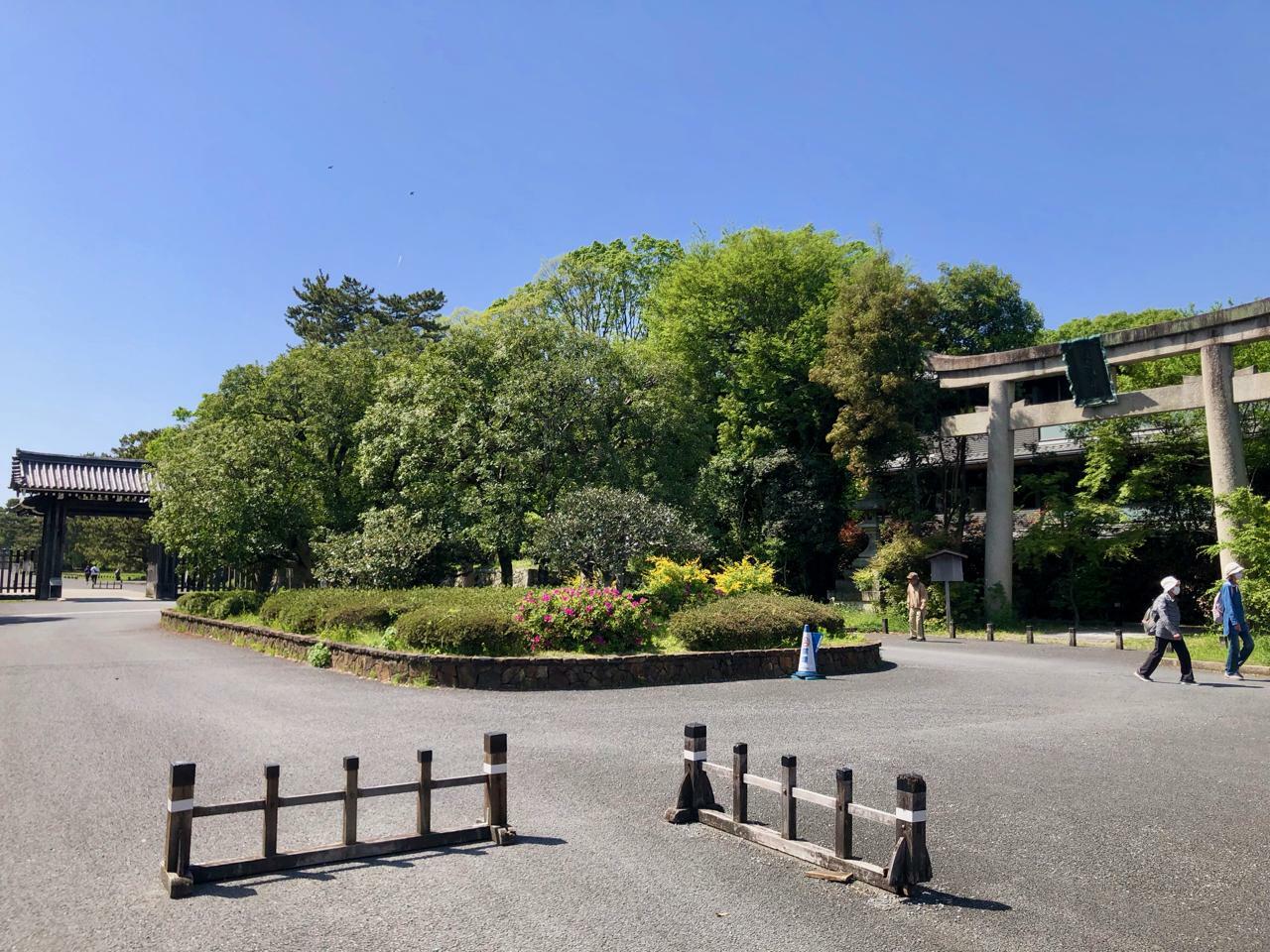 左側が京都御苑の入り口、右側が梨木神社です。