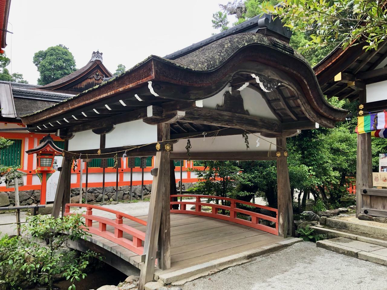 楼門と片岡社の間にあるこの橋は「片岡橋」といい、重要文化財です。
