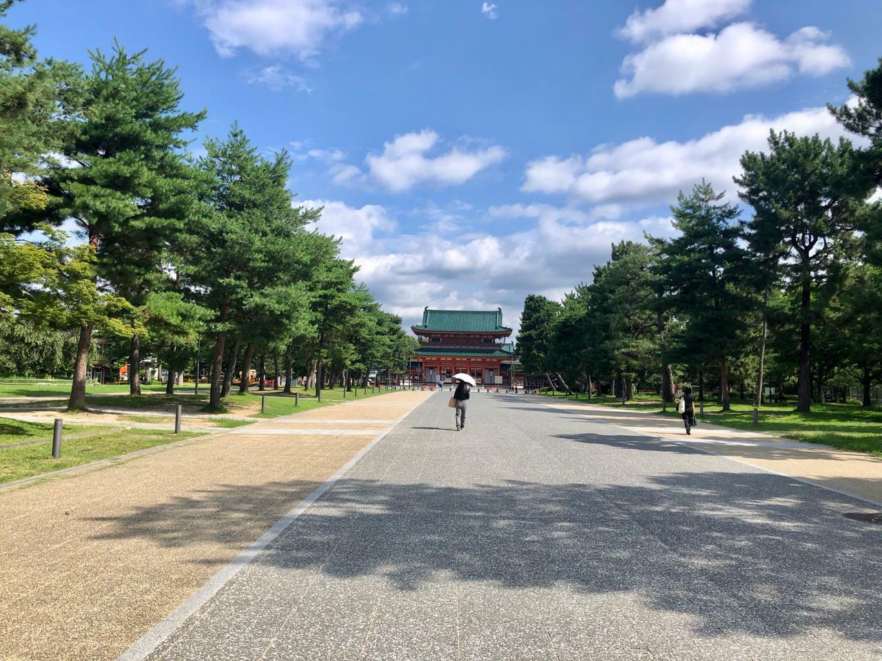 岡崎公園と奥に平安神宮