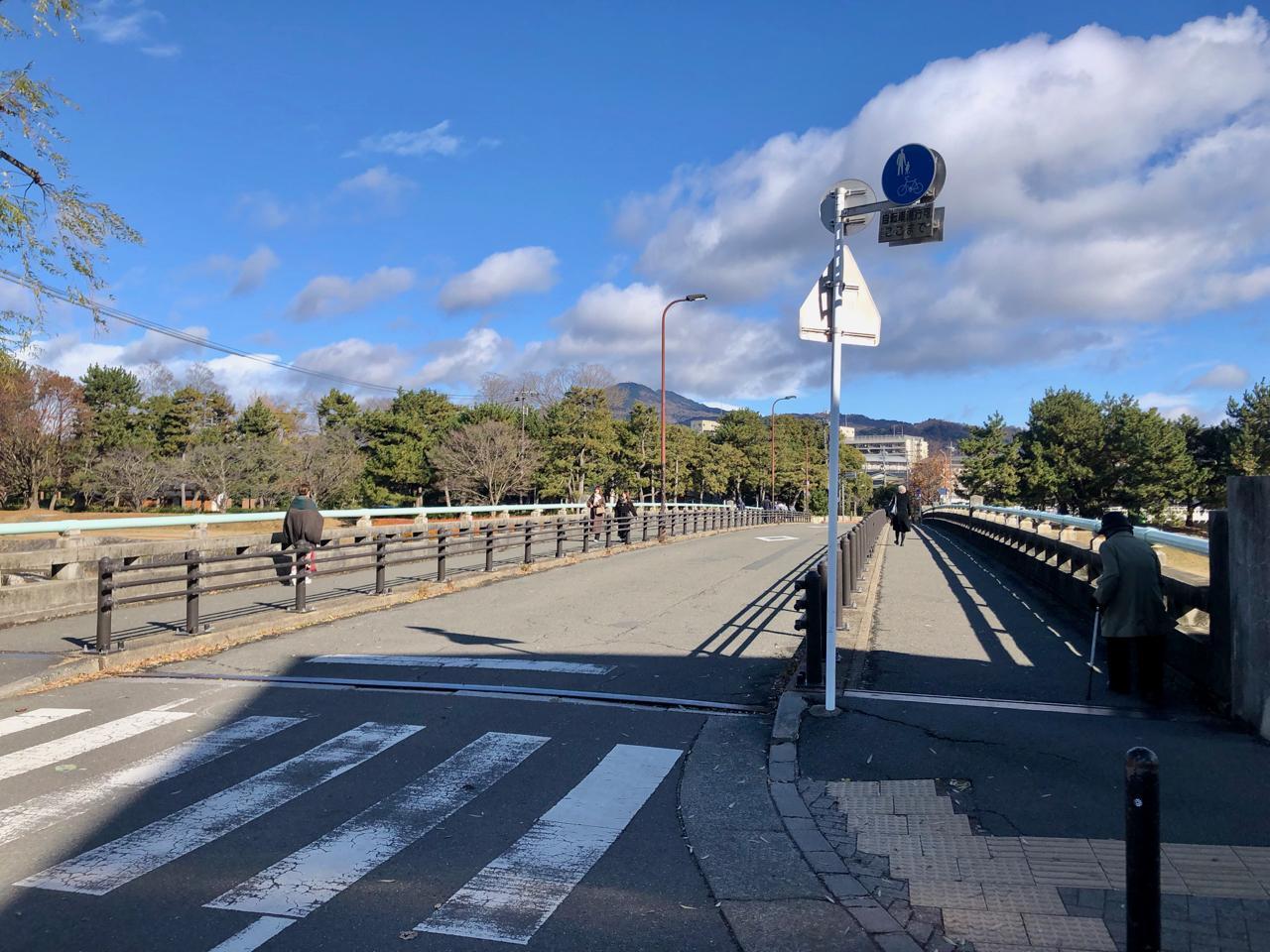 京都市上京区】巳年に訪れたい 白蛇の木像が鎮座し絵馬が飾られ