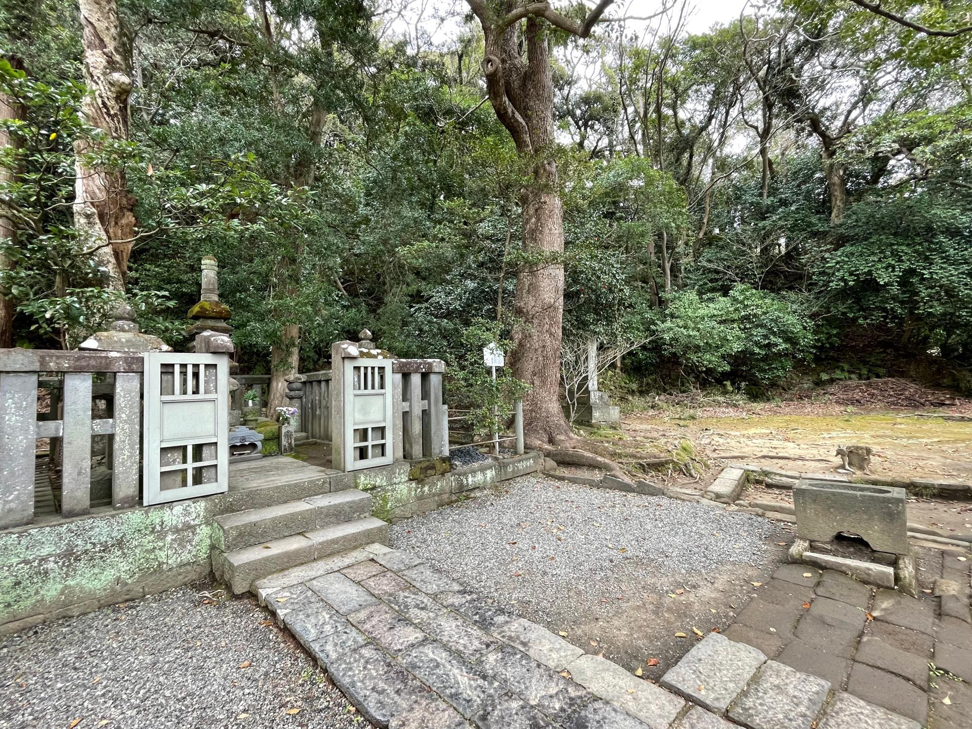 左手の層塔が源頼朝の墓