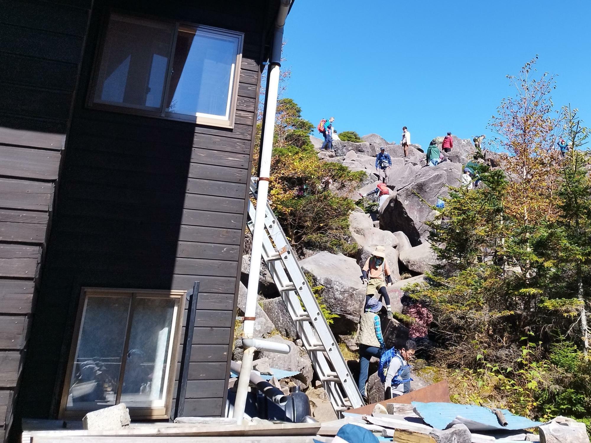 小屋の北側に広がる高見石