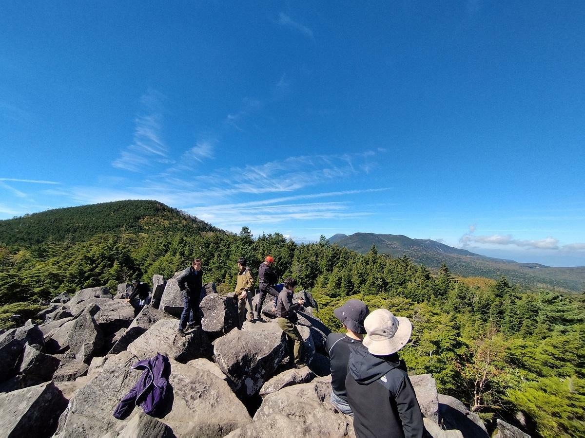 高見石から見た北側にある蓼科山の方角の眺め