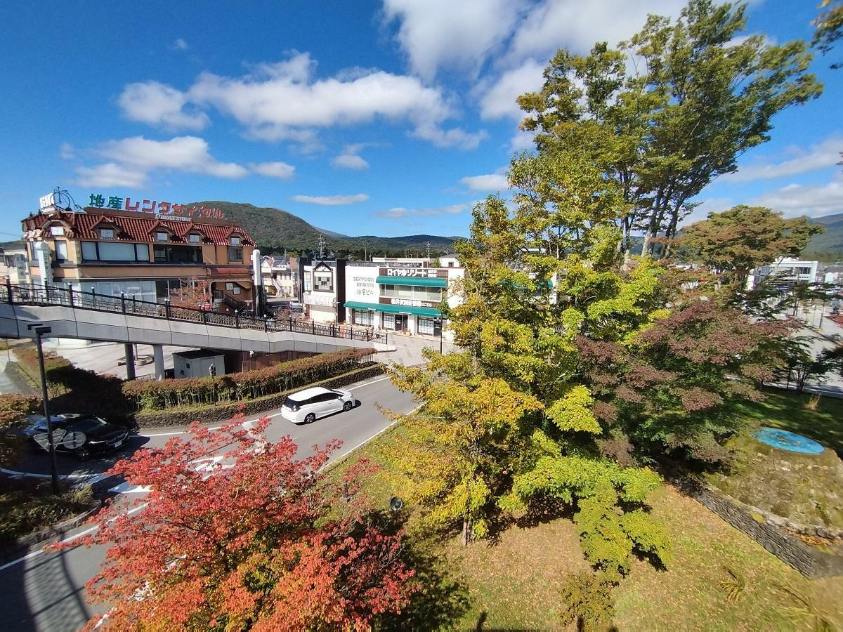 軽井沢駅北口デッキから離山方面を望む