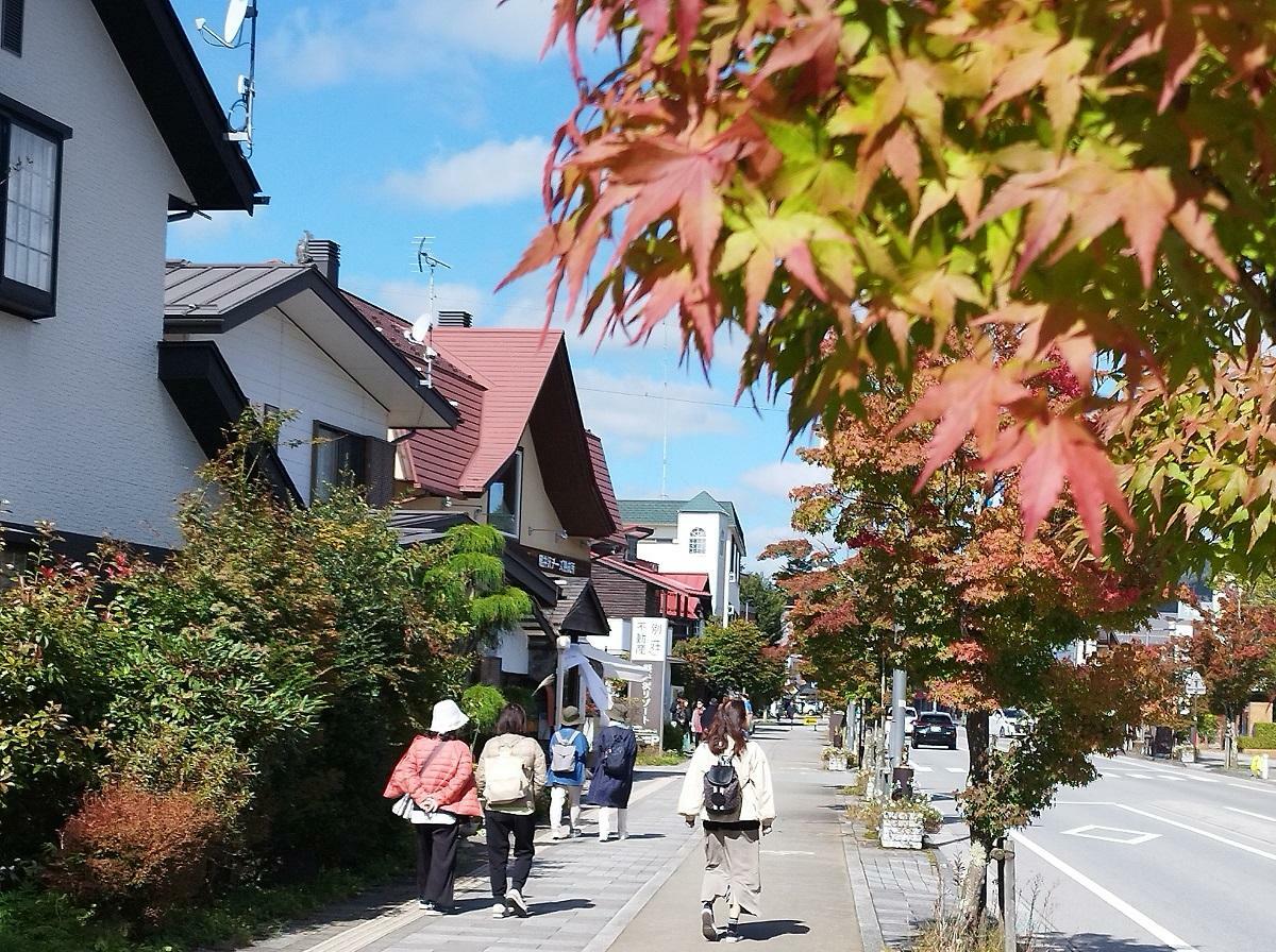 軽井沢本通り西側の歩道