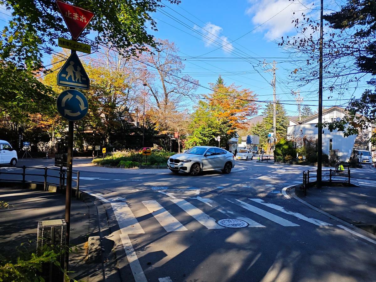 軽井沢六本辻（左上の交通標識にご注目）