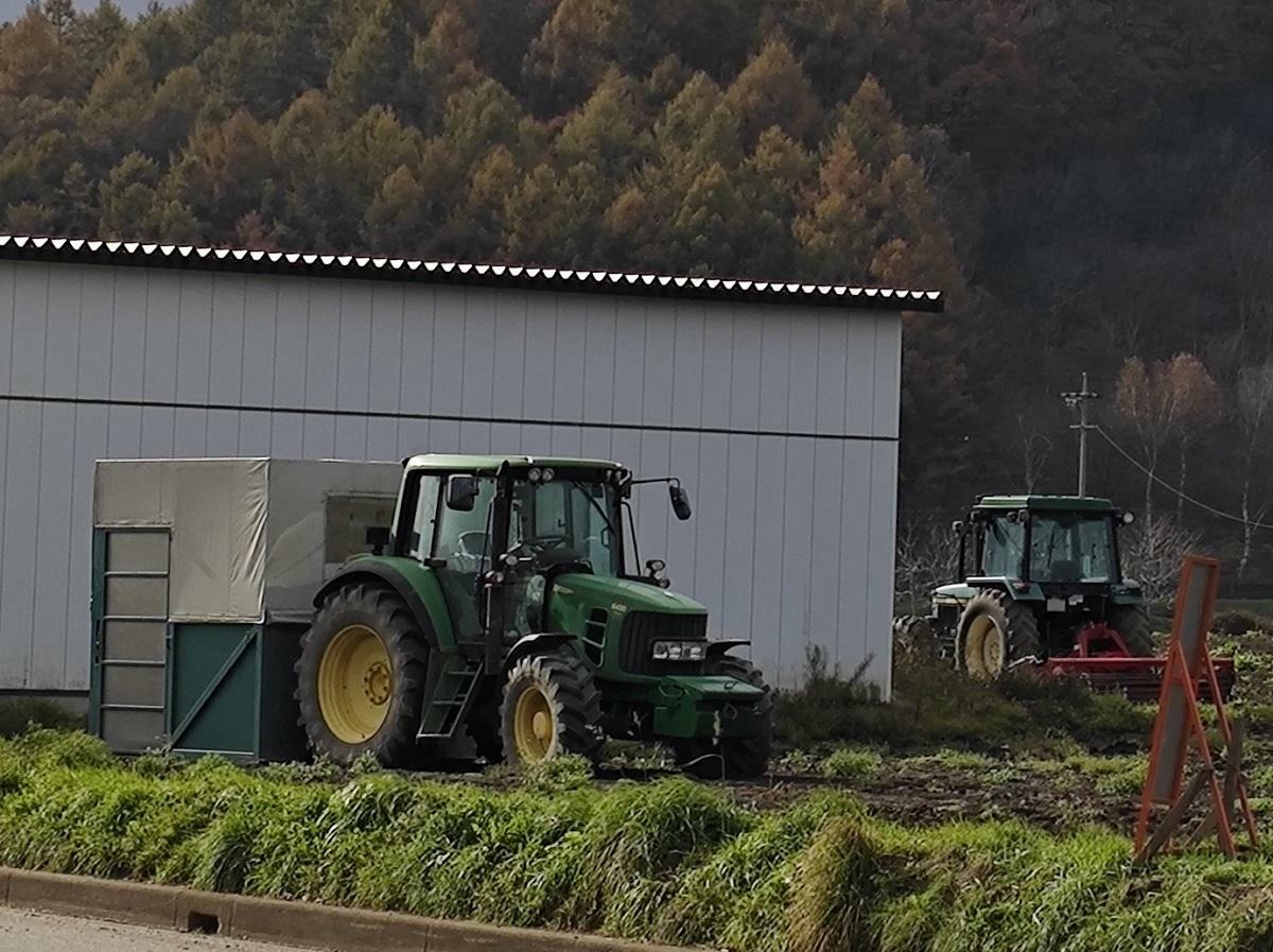 レタス運搬用の籠をジョイントした大型トラクター（ジョンディア社）