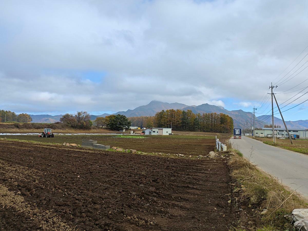 JR小海線川上森山踏切から見た東に位置する天狗山方面