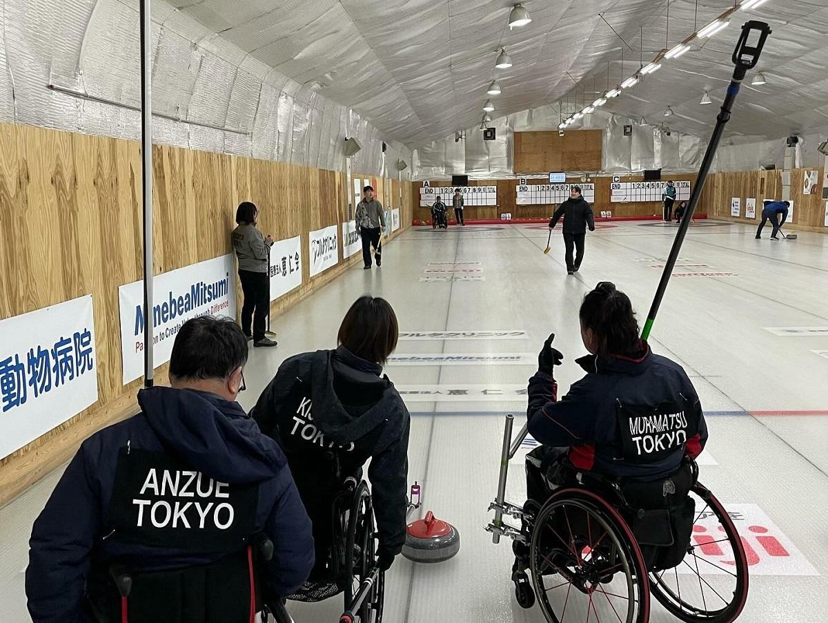 車椅子の選手によるスティックカーリング（画像協力：NPO法人あさまハイランドスポーツクラブ）