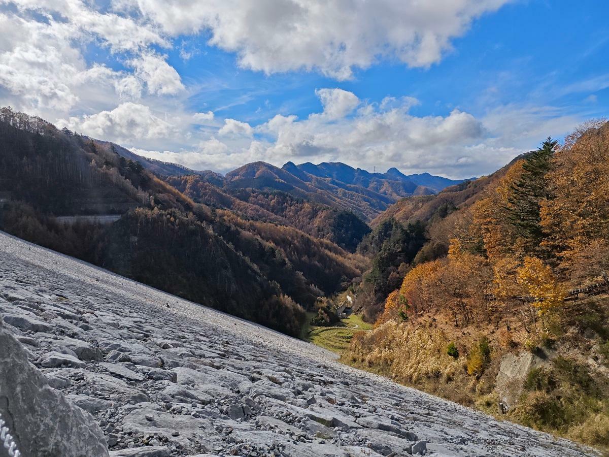 南相木ダムの上からの風景