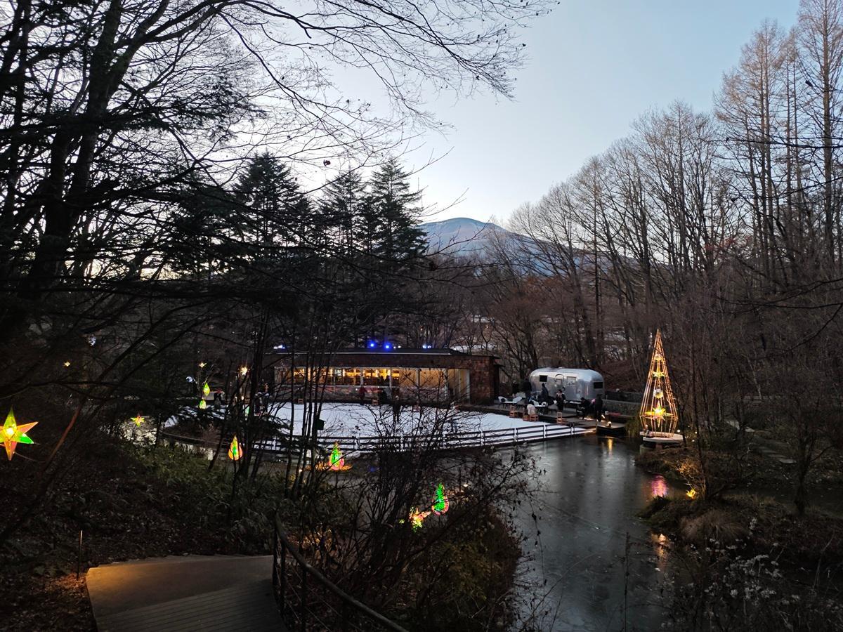 ケラ池散策路から望む浅間山