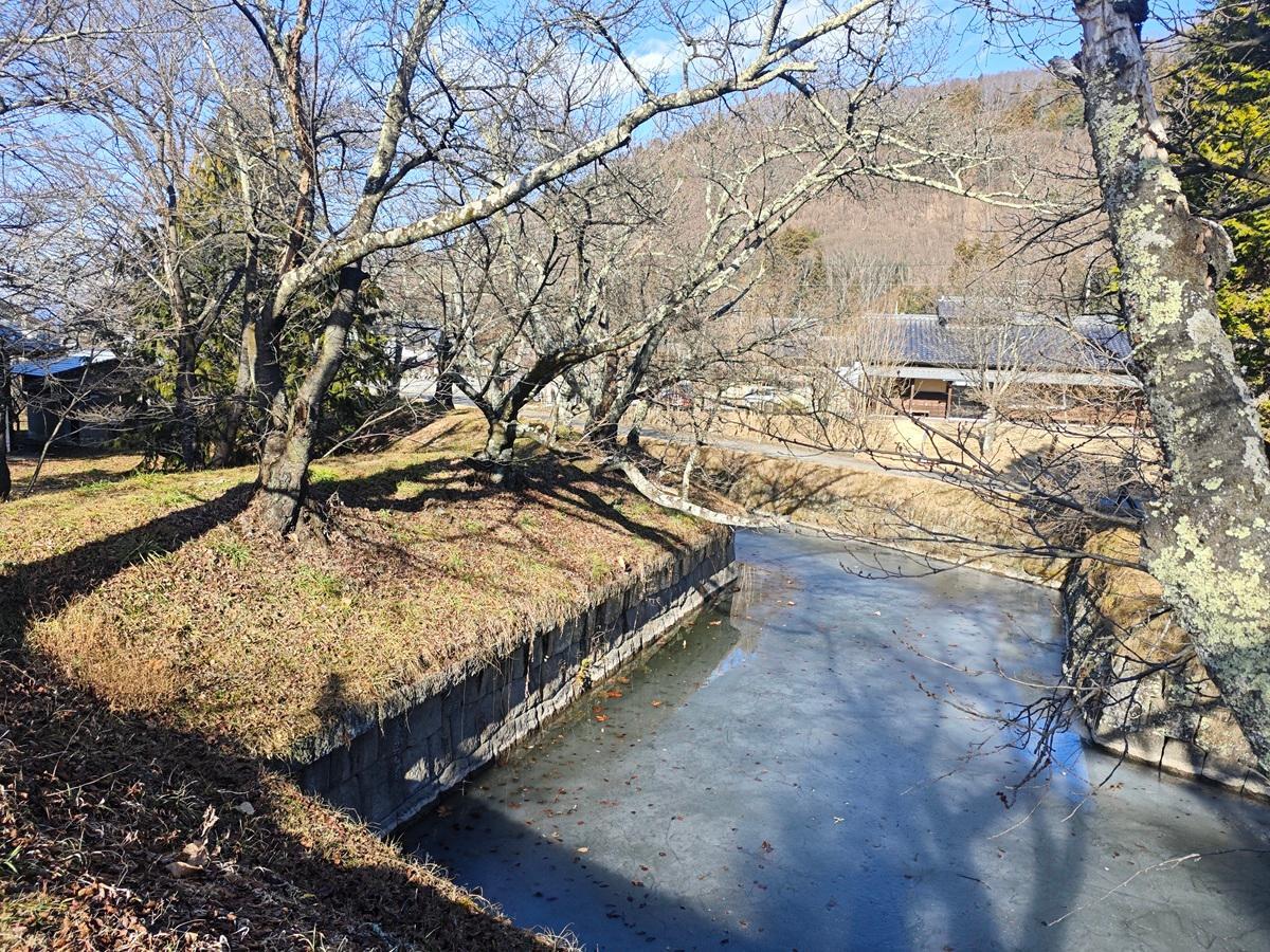 大手門跡にかかる橋のたもとから見る北側のお堀