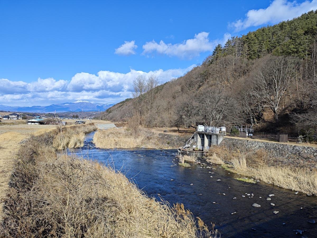 鹿曲川の堰と取水口（下流左岸のコンクリート護岸の先に氷柱群があります）