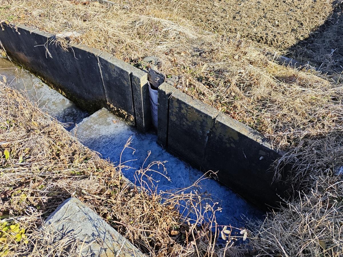 春日の田畑の間の水路