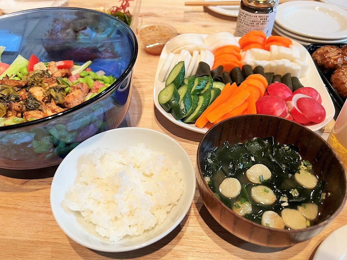 差し入れでいっぱいの食卓