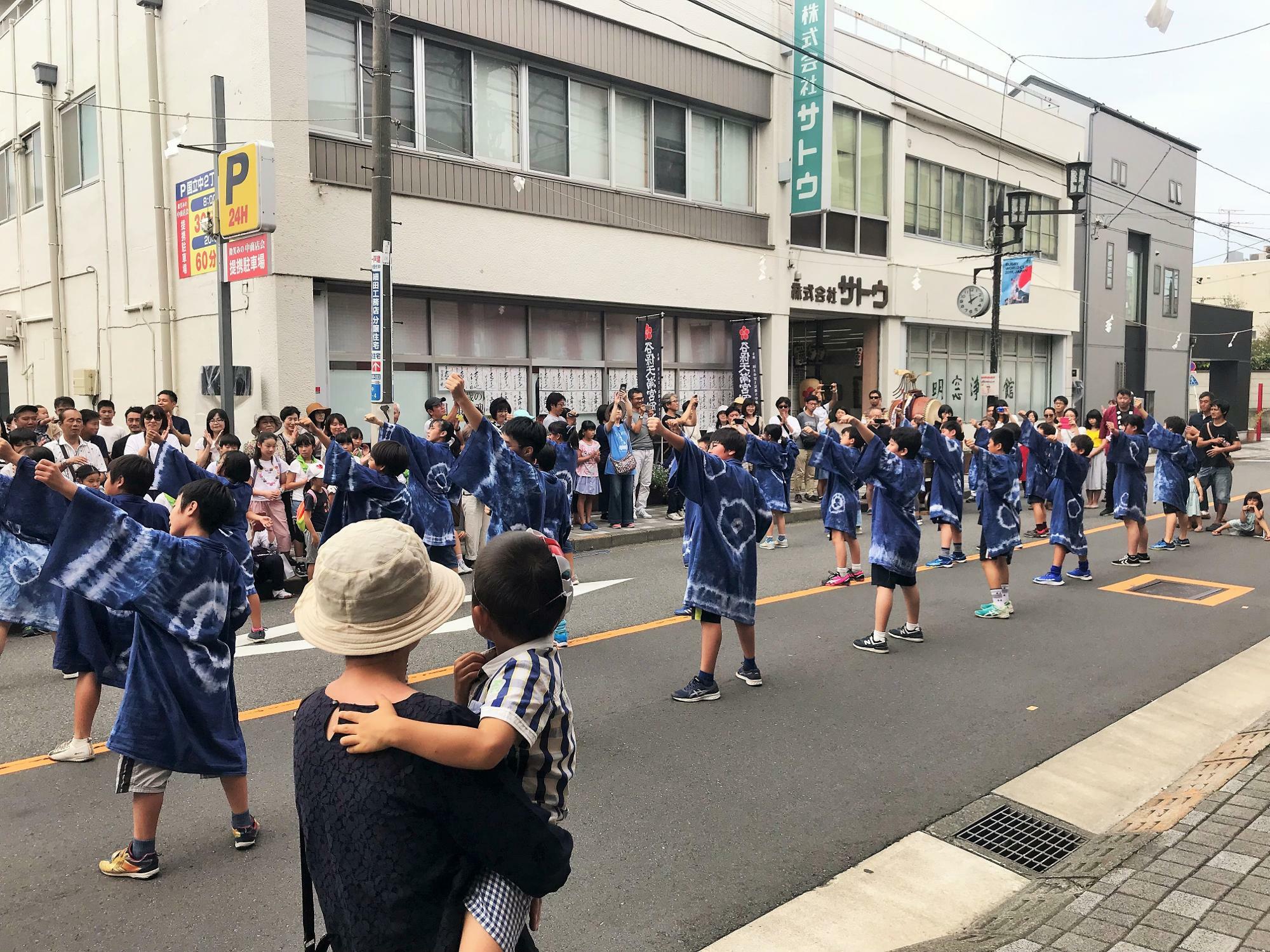 富士見通りの歩行者天国の様子