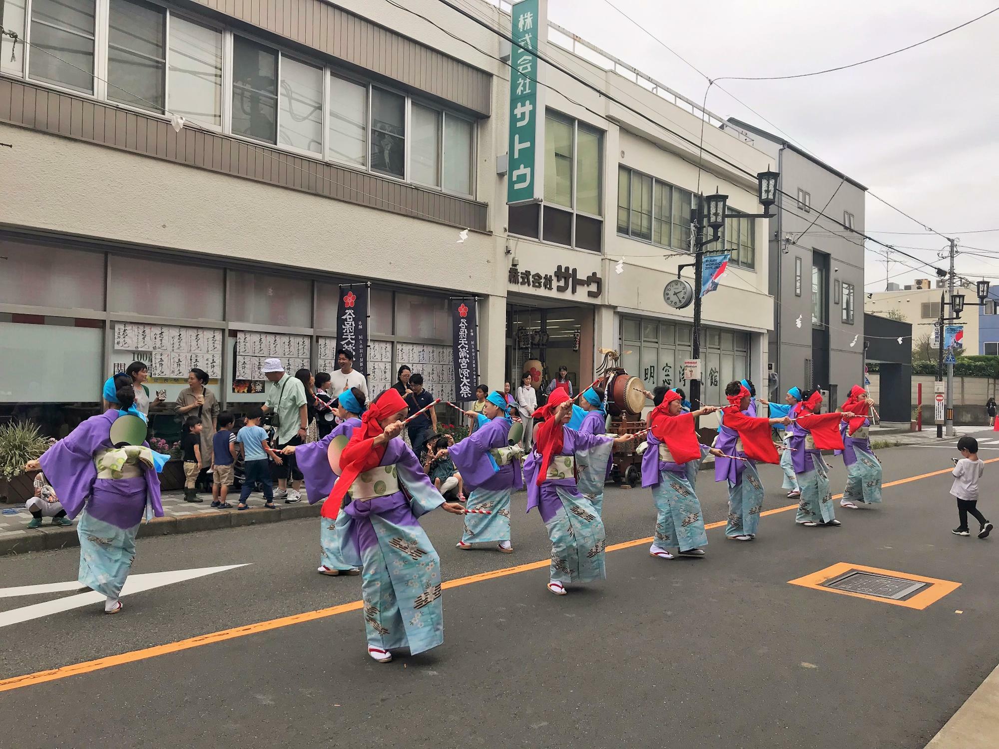 富士見通りの歩行者天国の様子