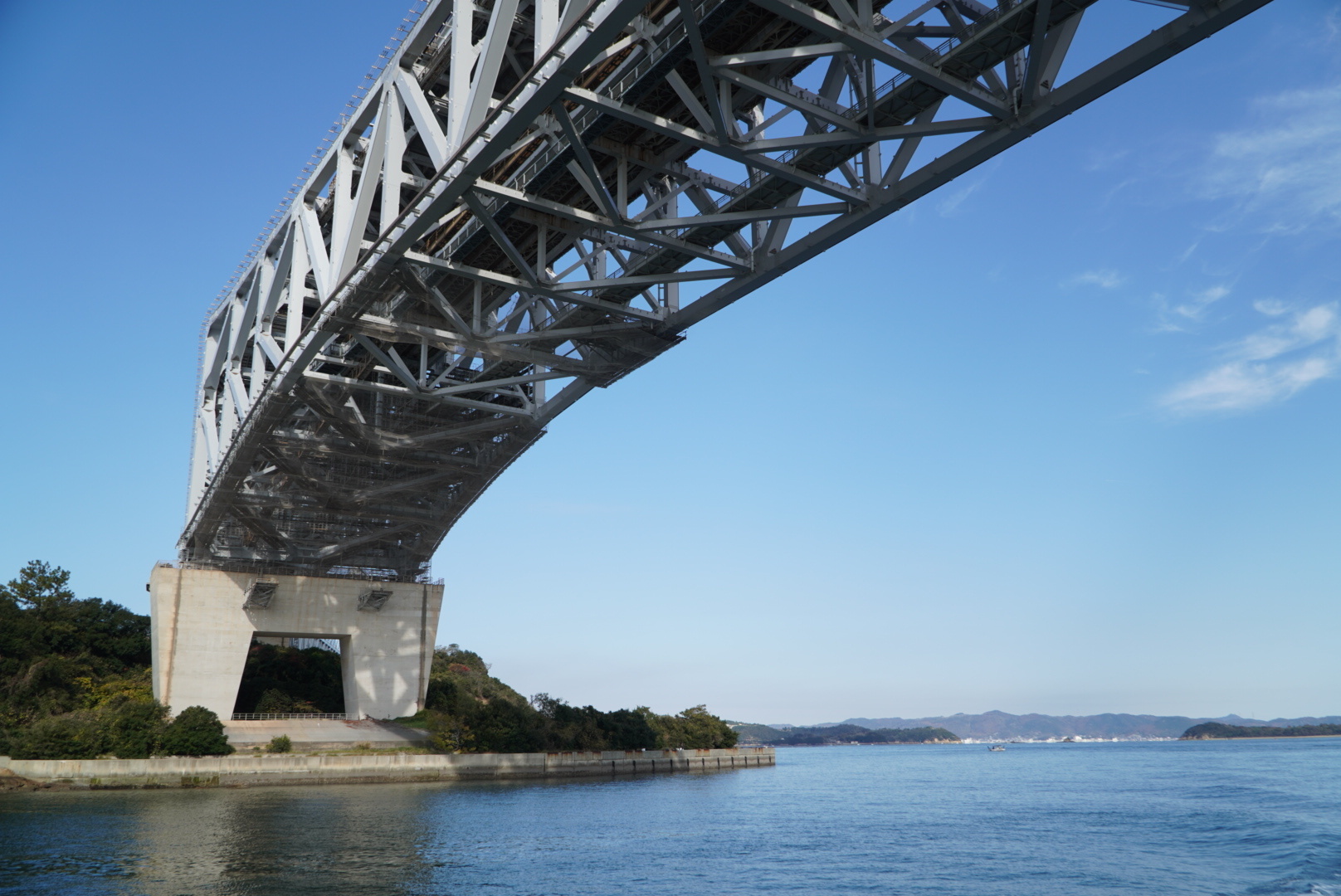 岩黒島橋。大きさに圧倒されます