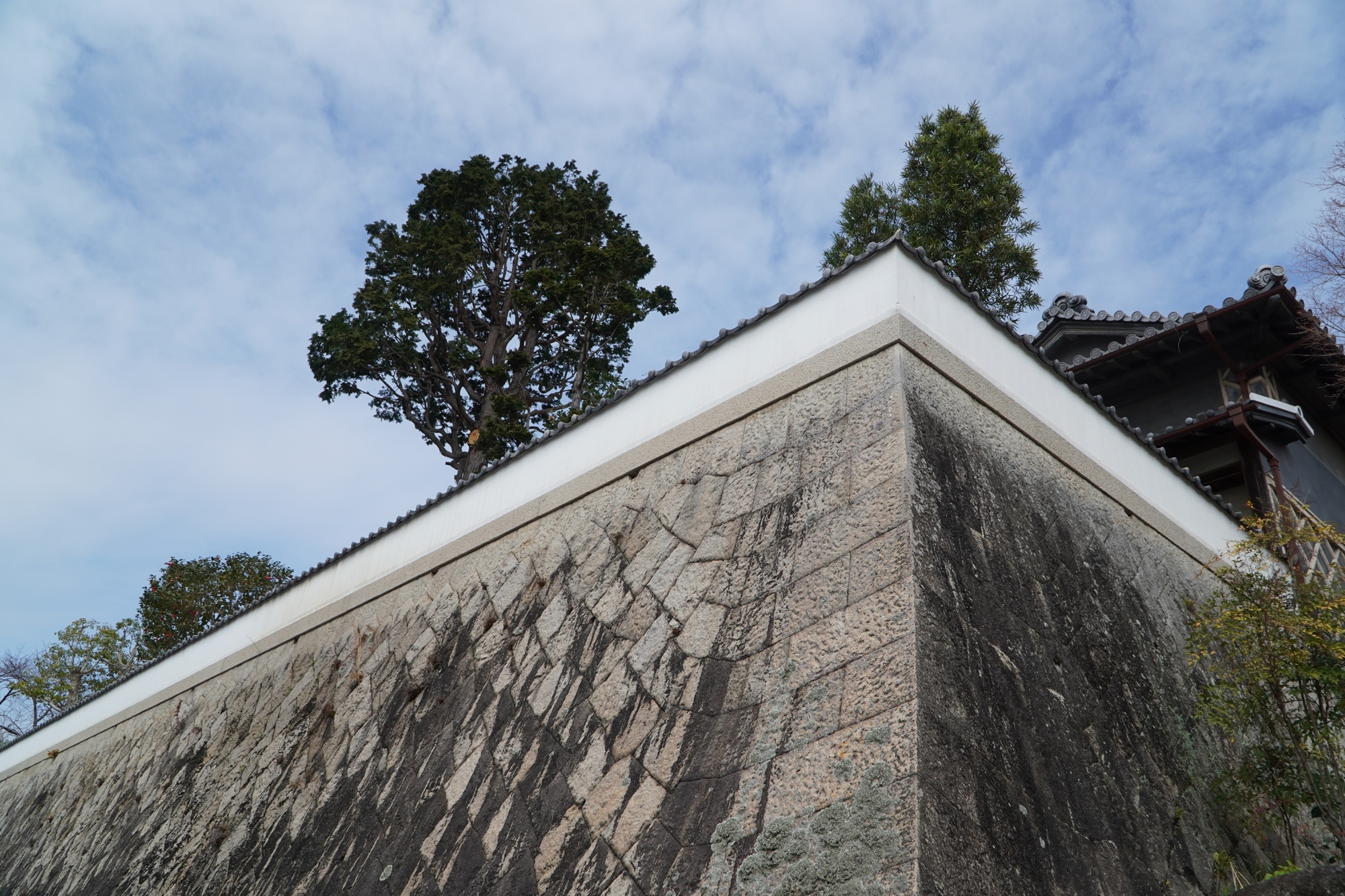 大阪城の石垣に倣って施工されました