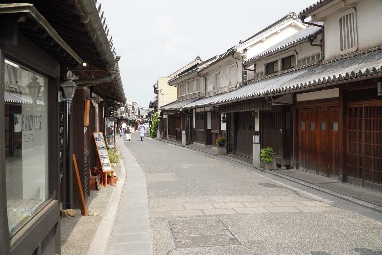 写真左側は、かつては島で海岸線に沿って道をつくったため、曲がっています