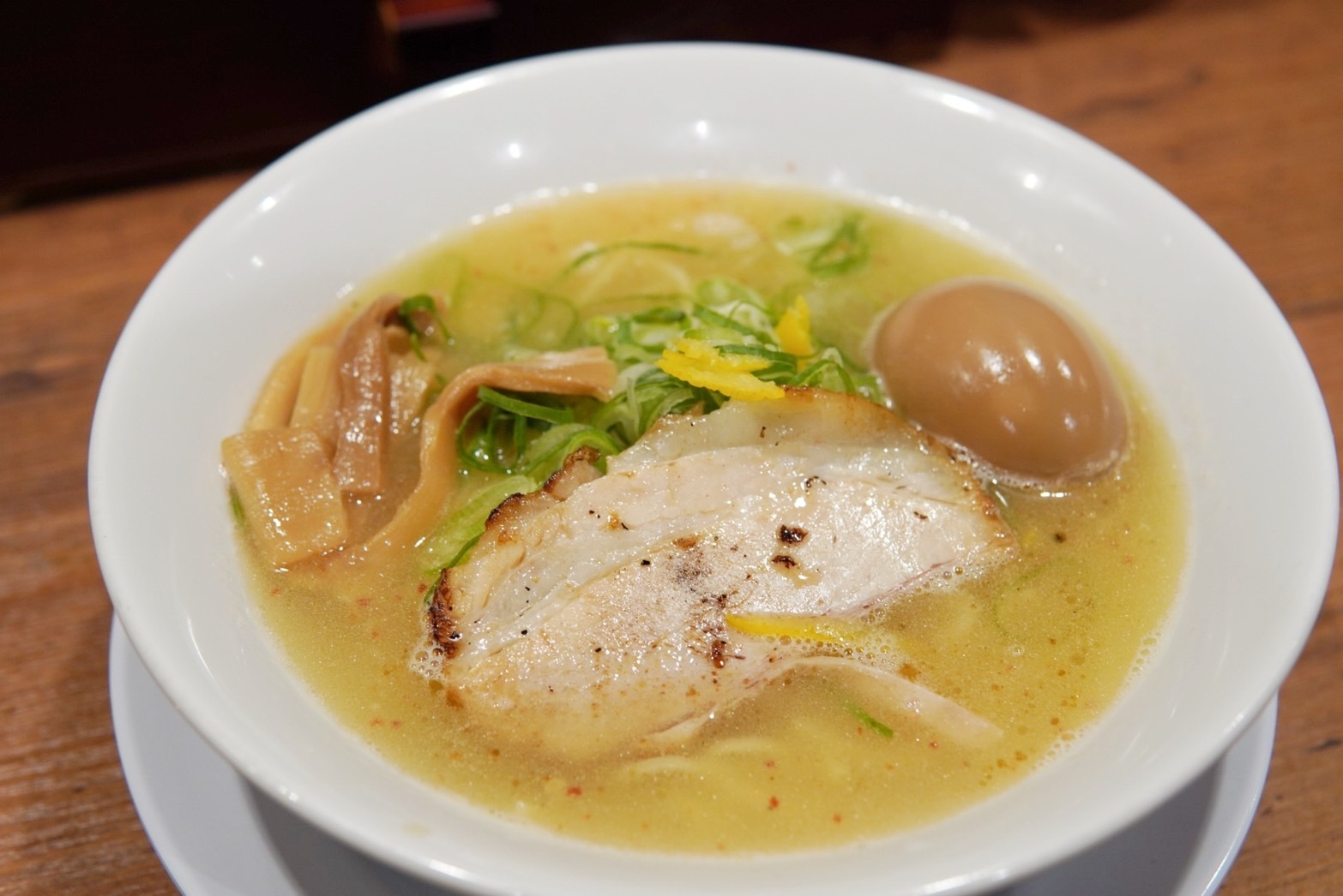 塩ラーメン（税込748円、味玉は無料サービスを利用）